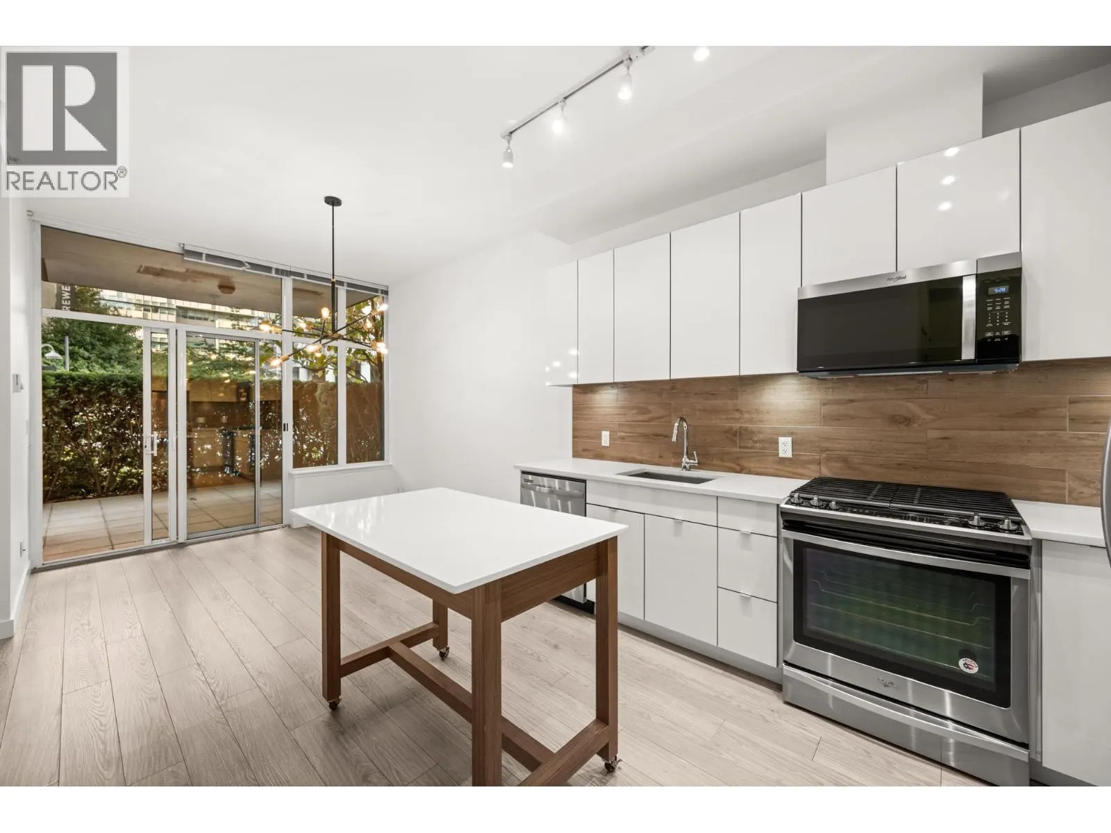 102 200 NELSON'S CRESCENT