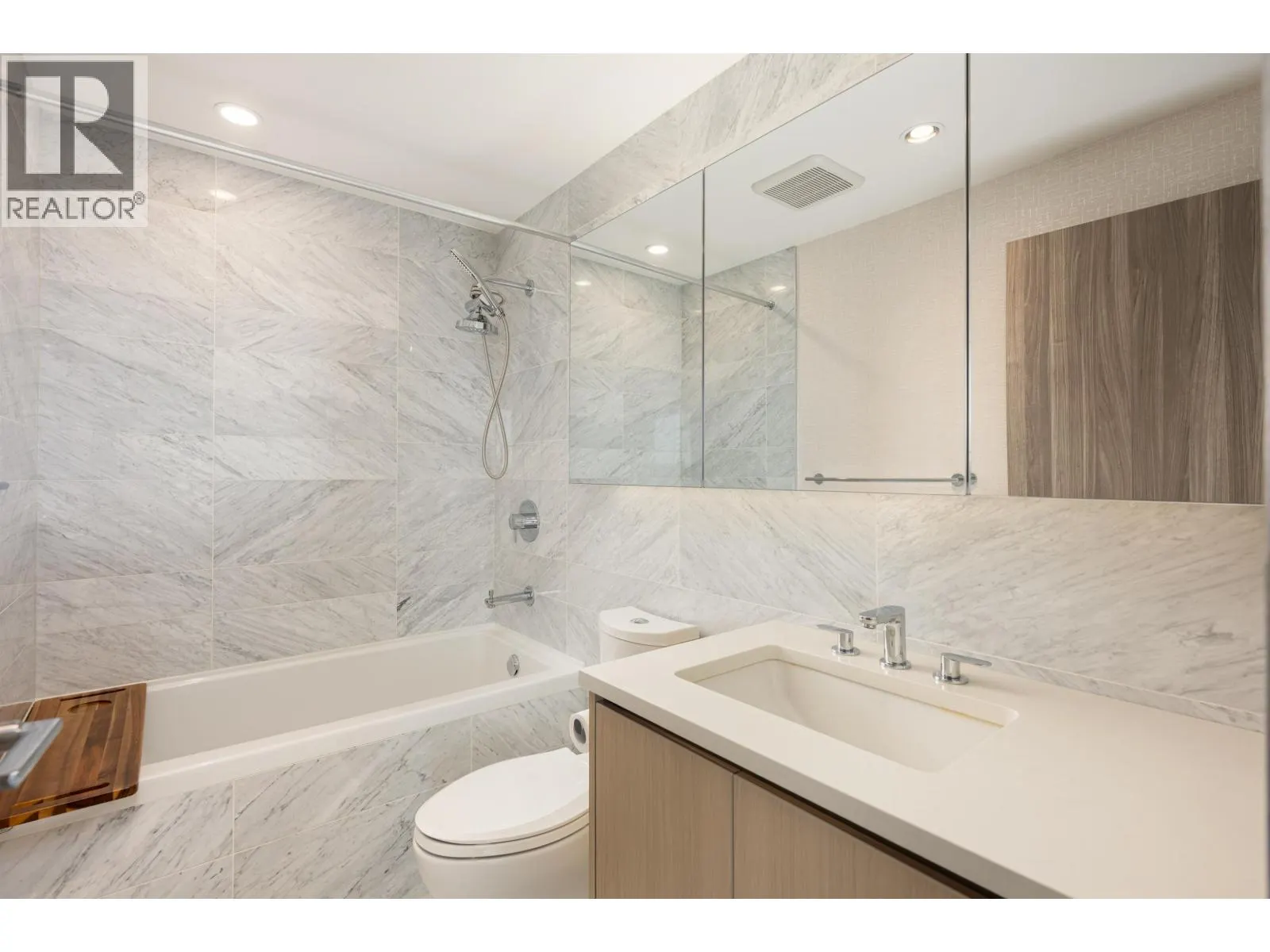 3808 4720 LOUGHEED HIGHWAY