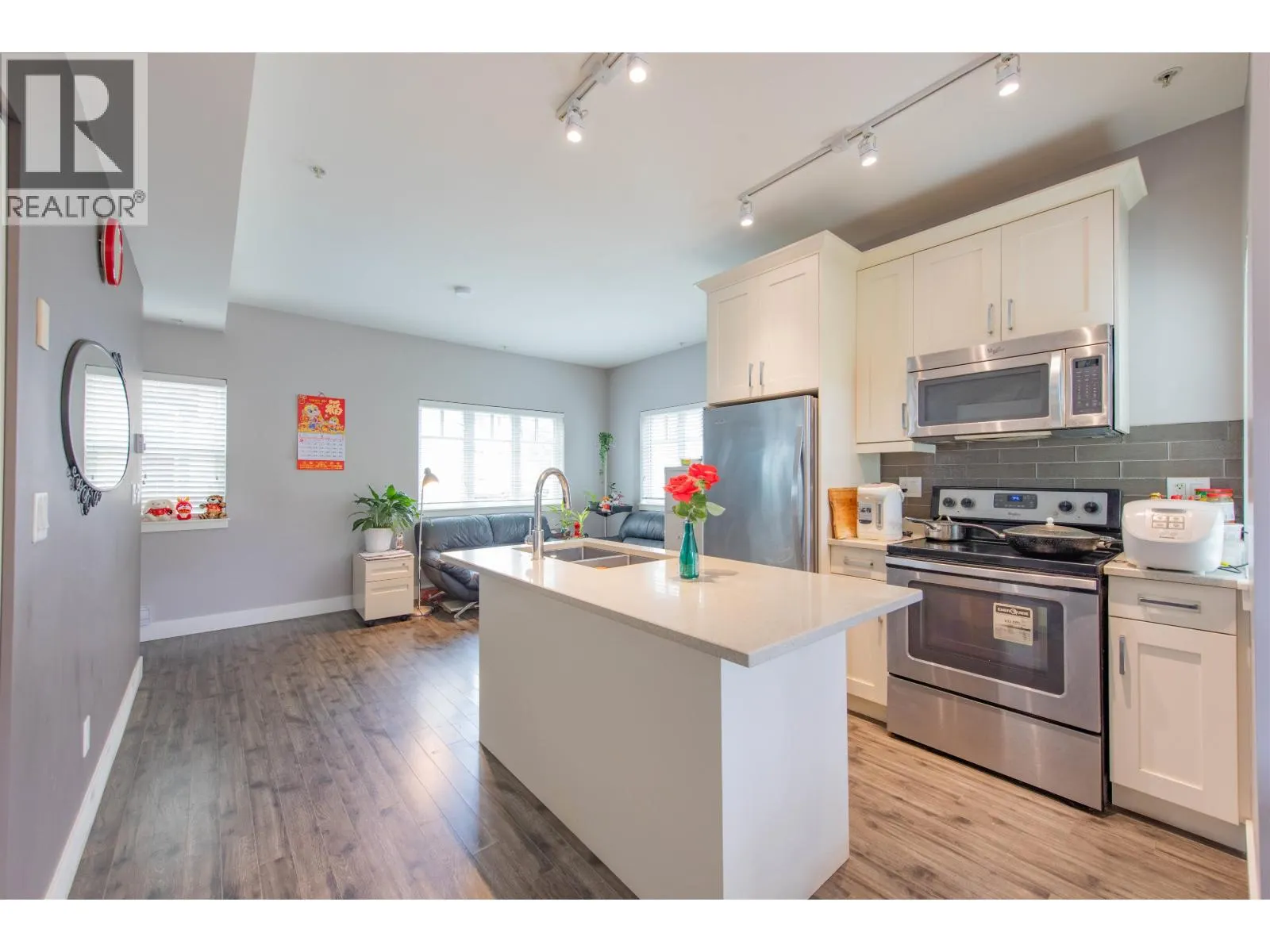 207 2263 TRIUMPH STREET