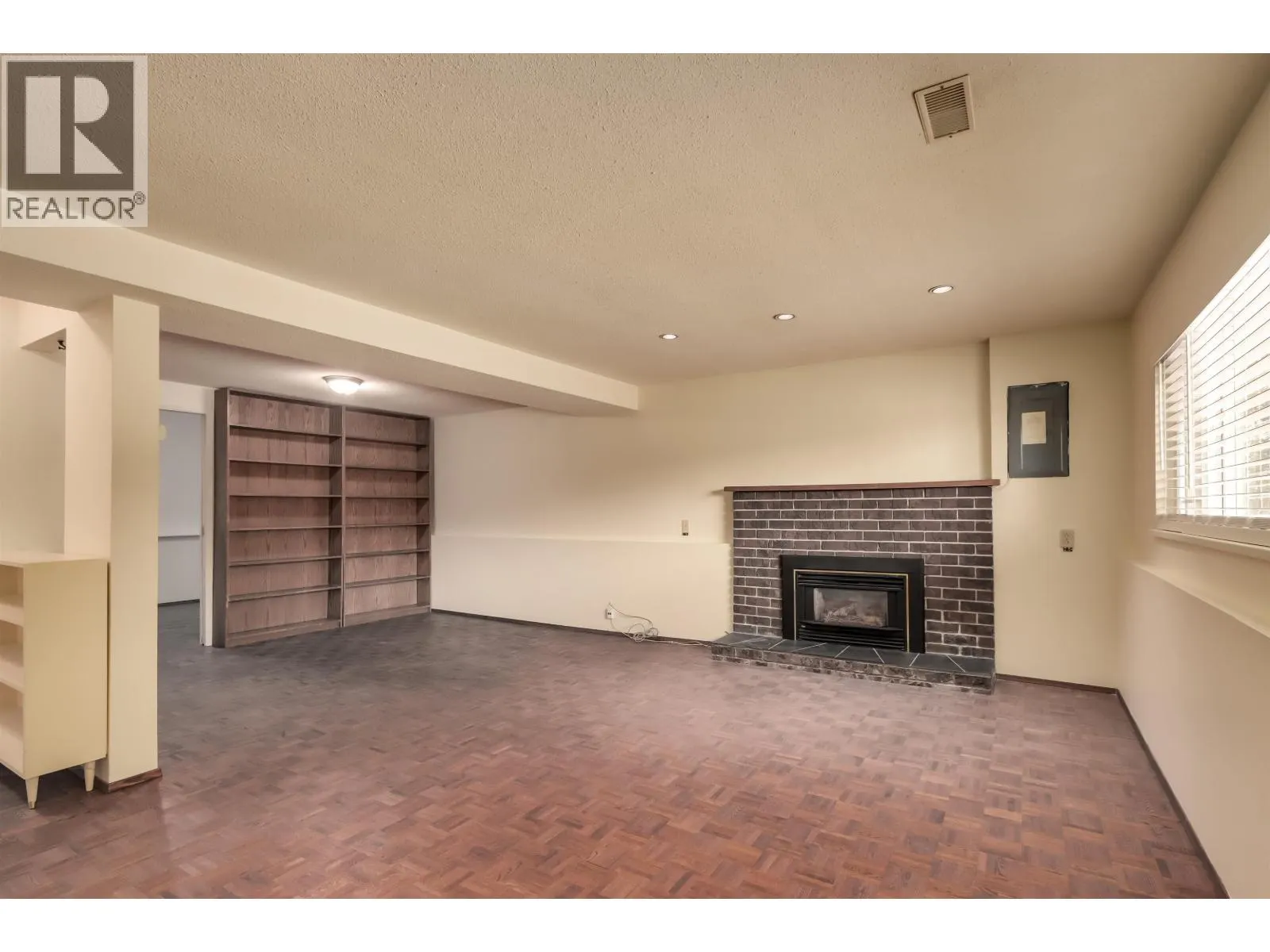 2141 DAUPHIN PLACE