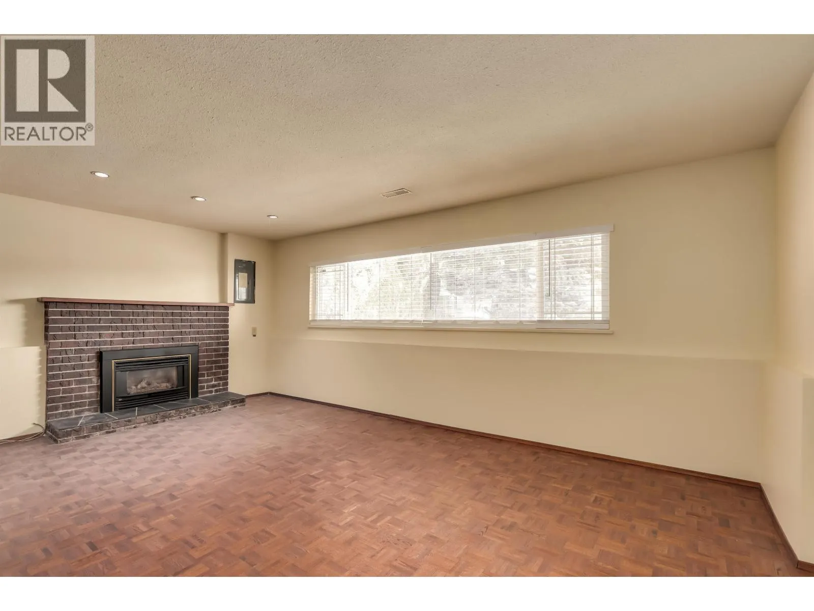 2141 DAUPHIN PLACE