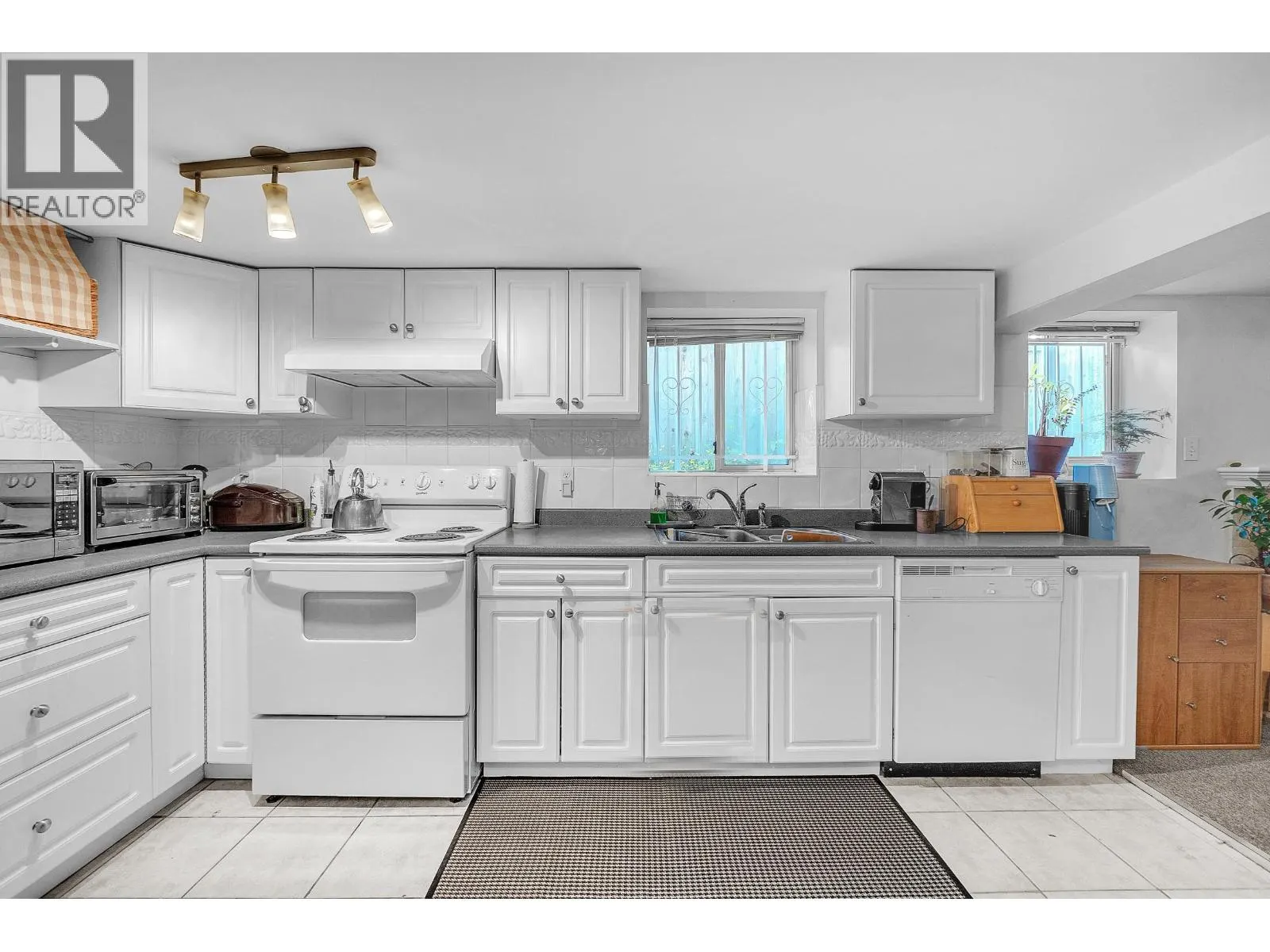 275 W KING EDWARD AVENUE