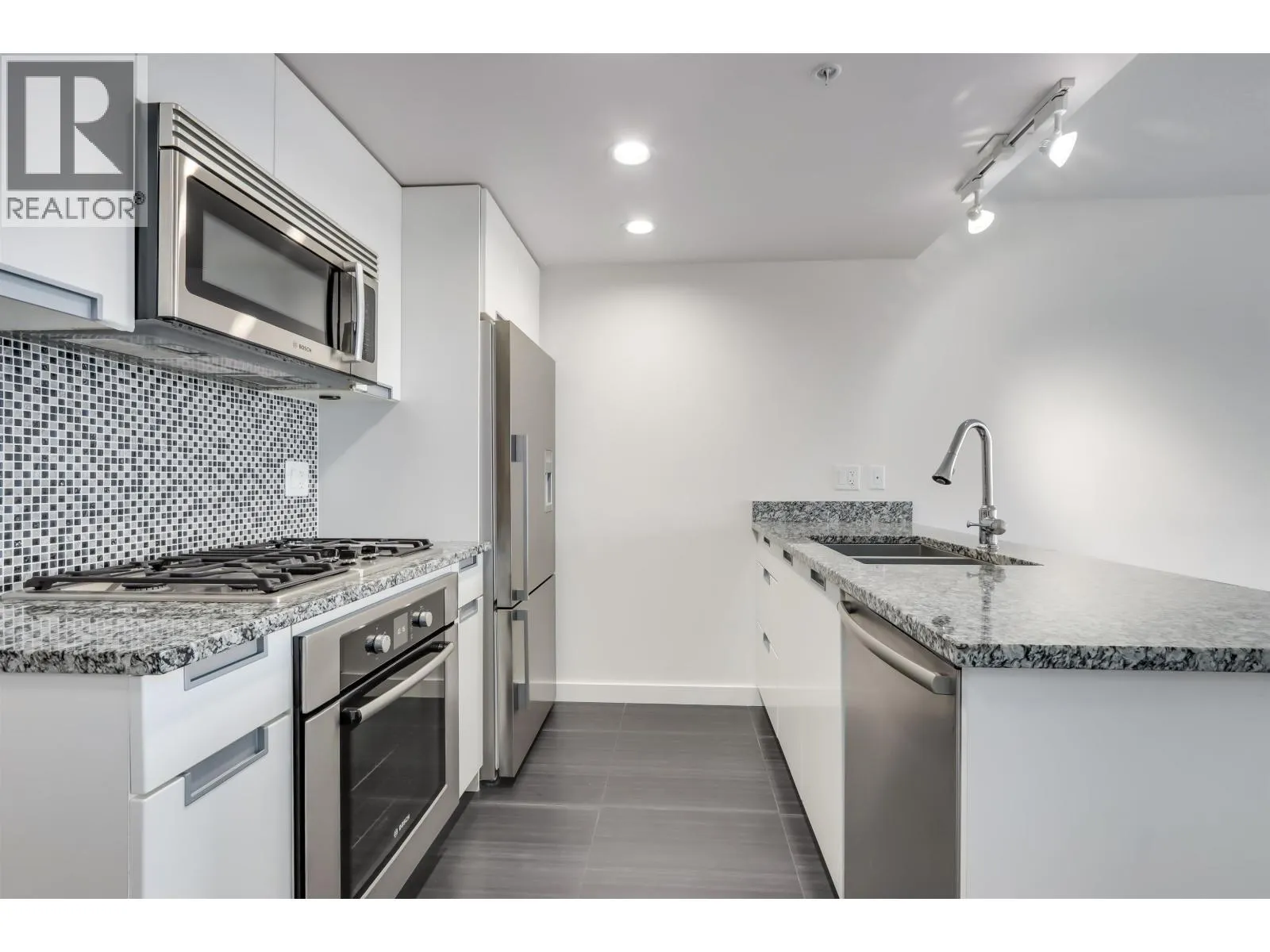 768 2080 W BROADWAY