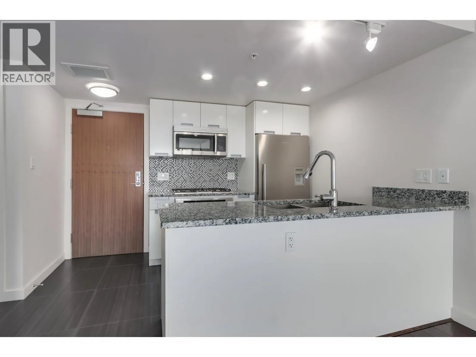 768 2080 W BROADWAY