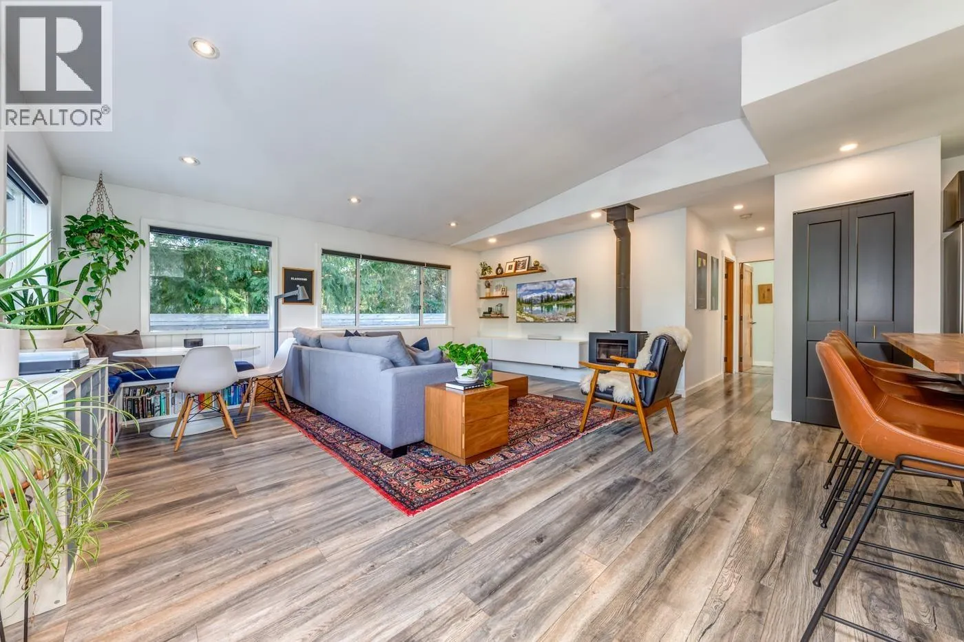 8216 VALLEY DRIVE