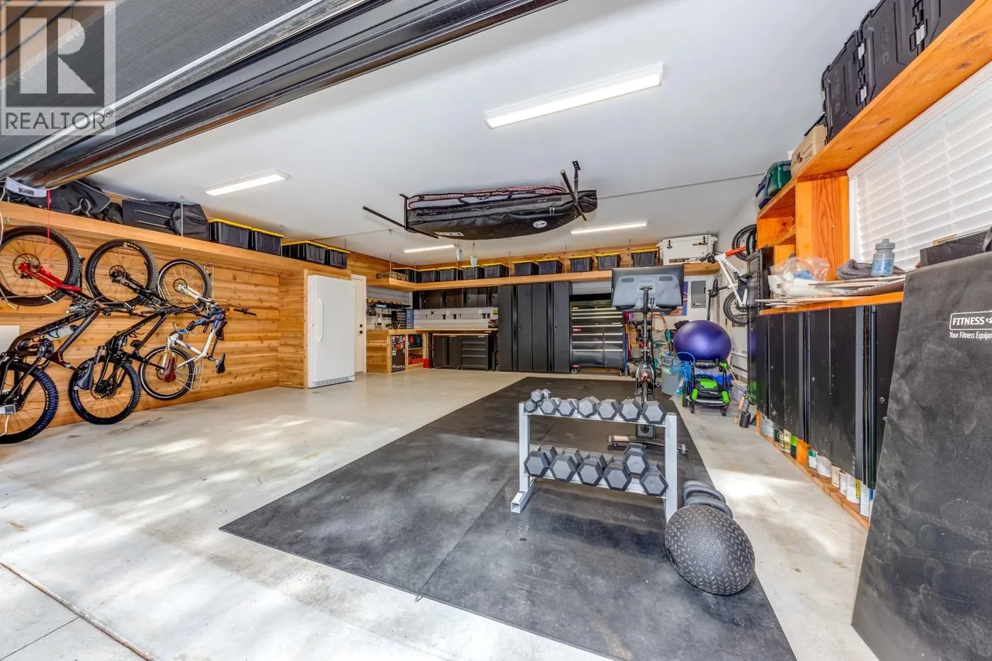 8216 VALLEY DRIVE