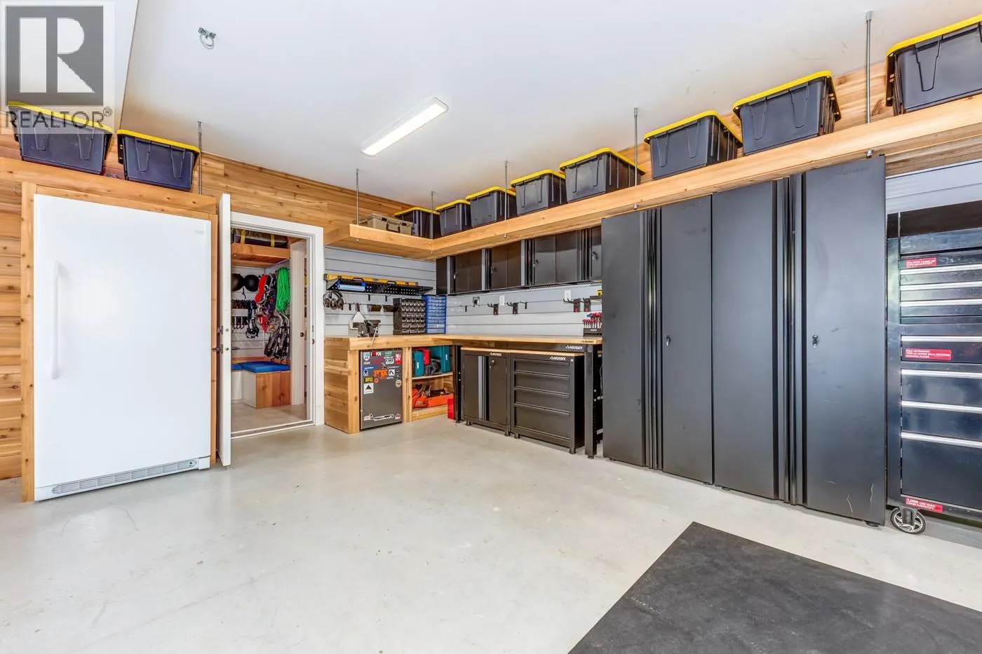 8216 VALLEY DRIVE