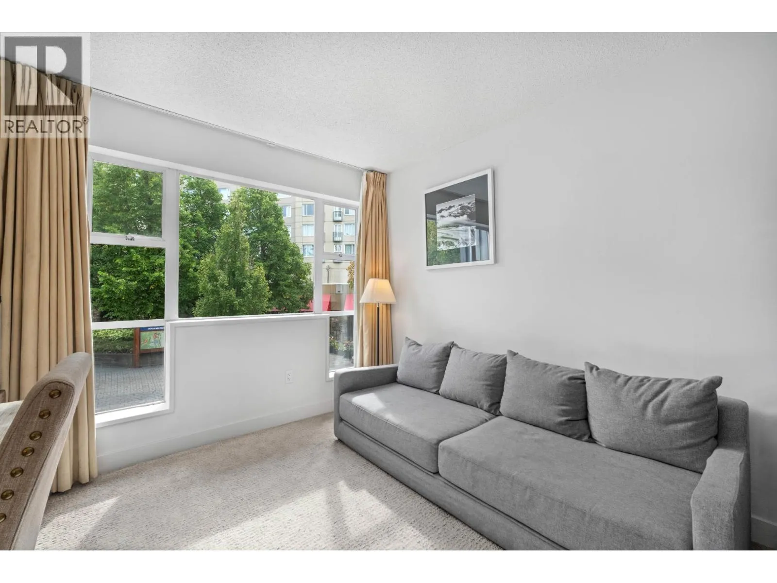 218/219 4573 CHATEAU BOULEVARD