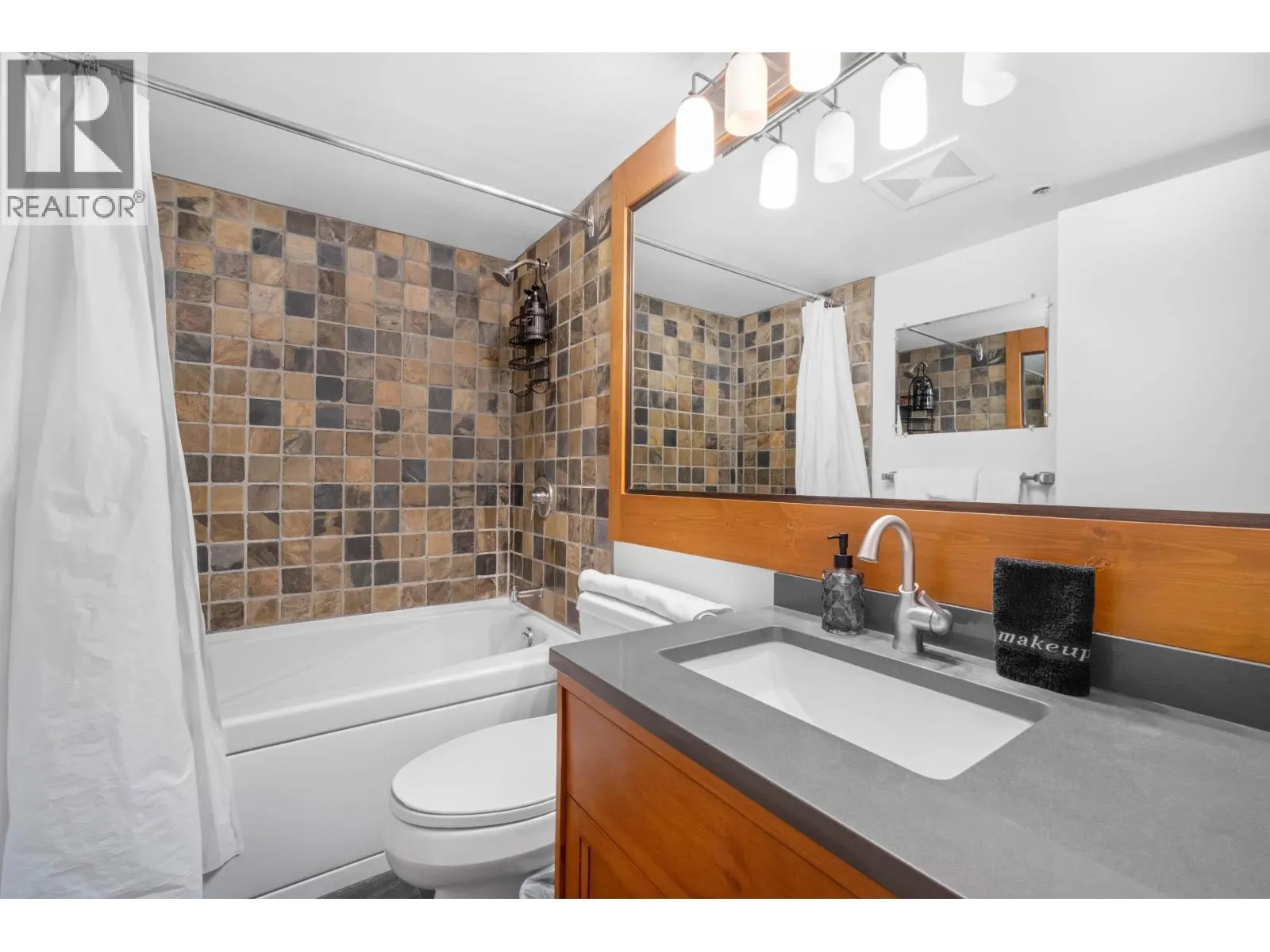 218/219 4573 CHATEAU BOULEVARD