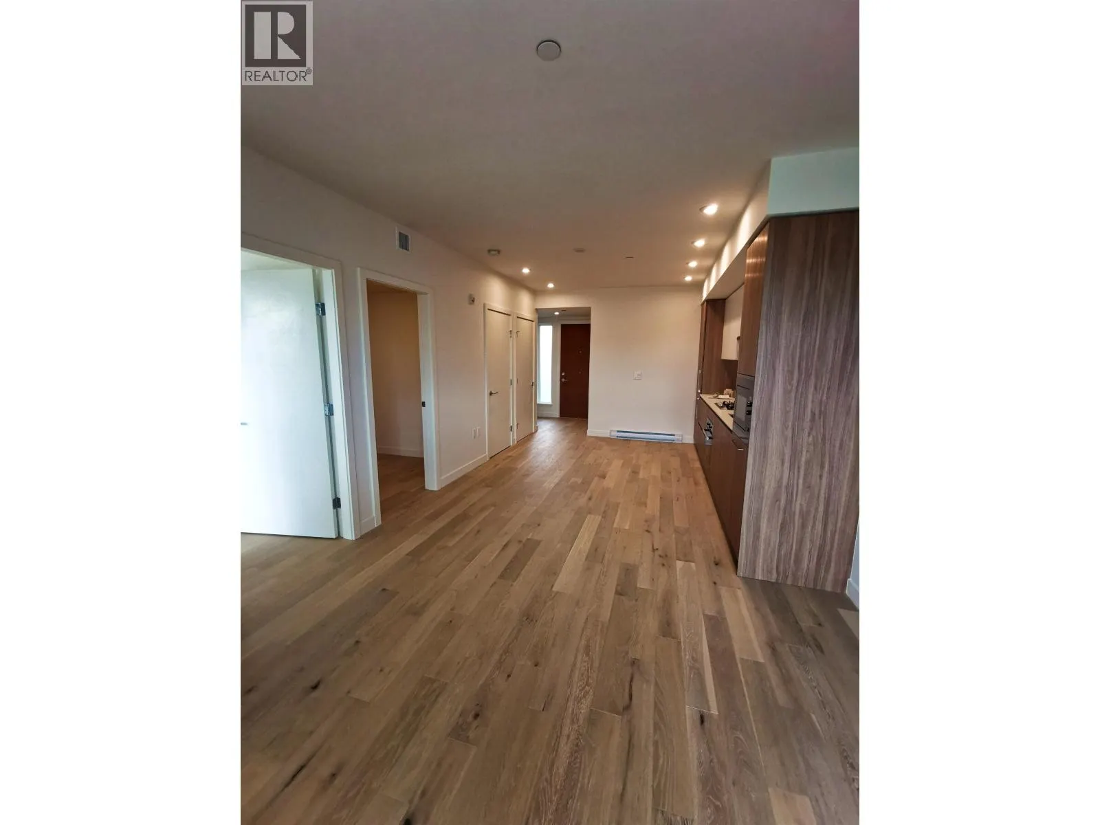 PH4 209 E 20TH AVENUE