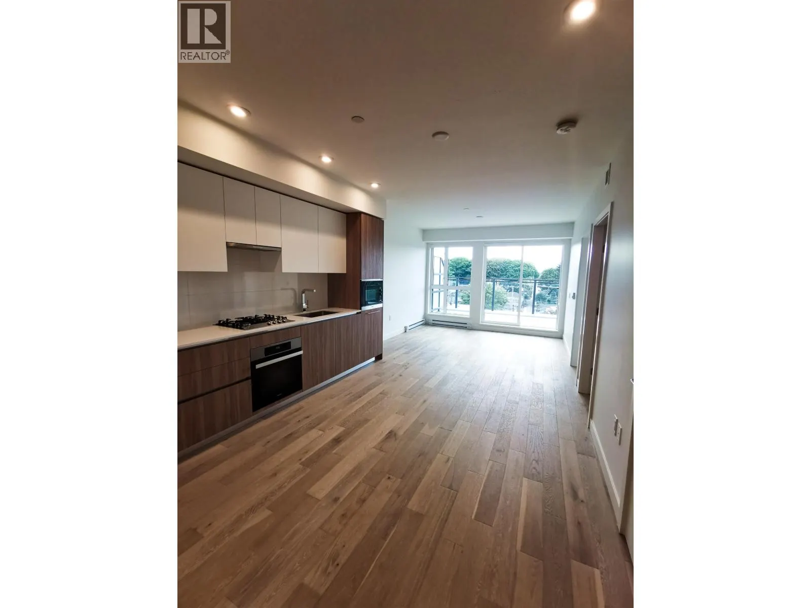 PH4 209 E 20TH AVENUE