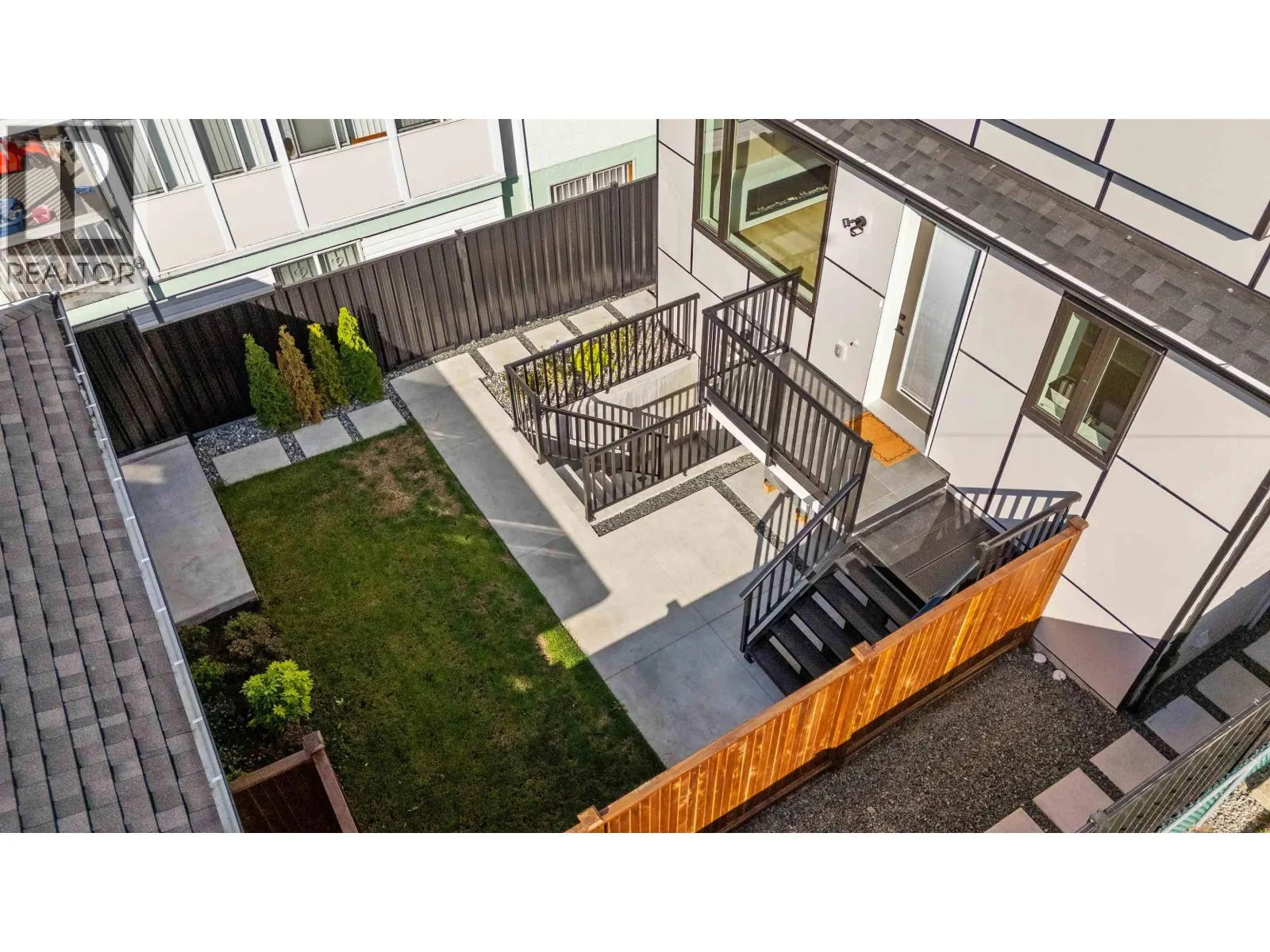 2 2658 DUNDAS STREET