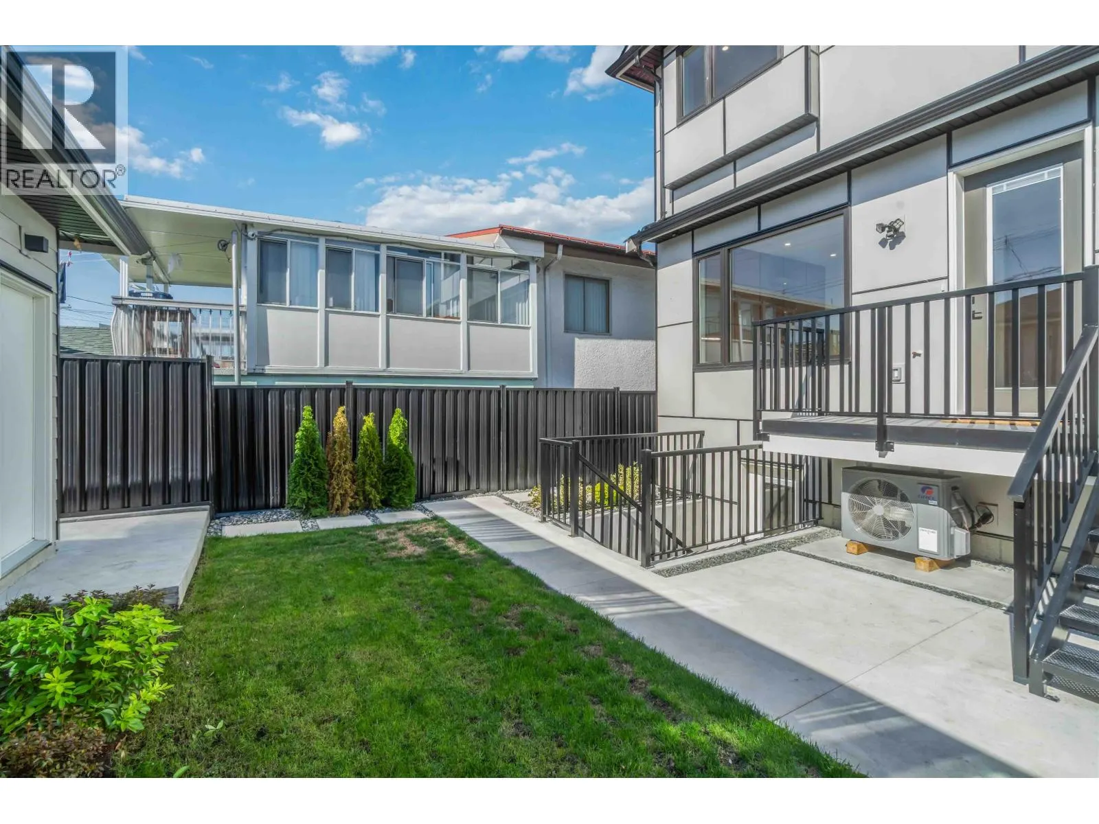 2 2658 DUNDAS STREET