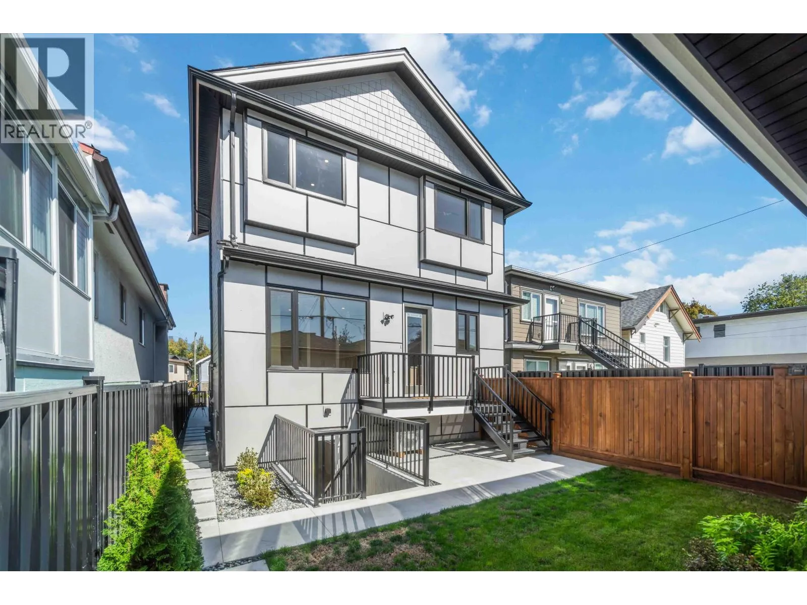2 2658 DUNDAS STREET