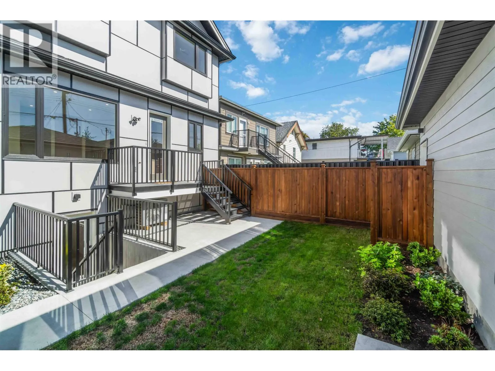 2 2658 DUNDAS STREET