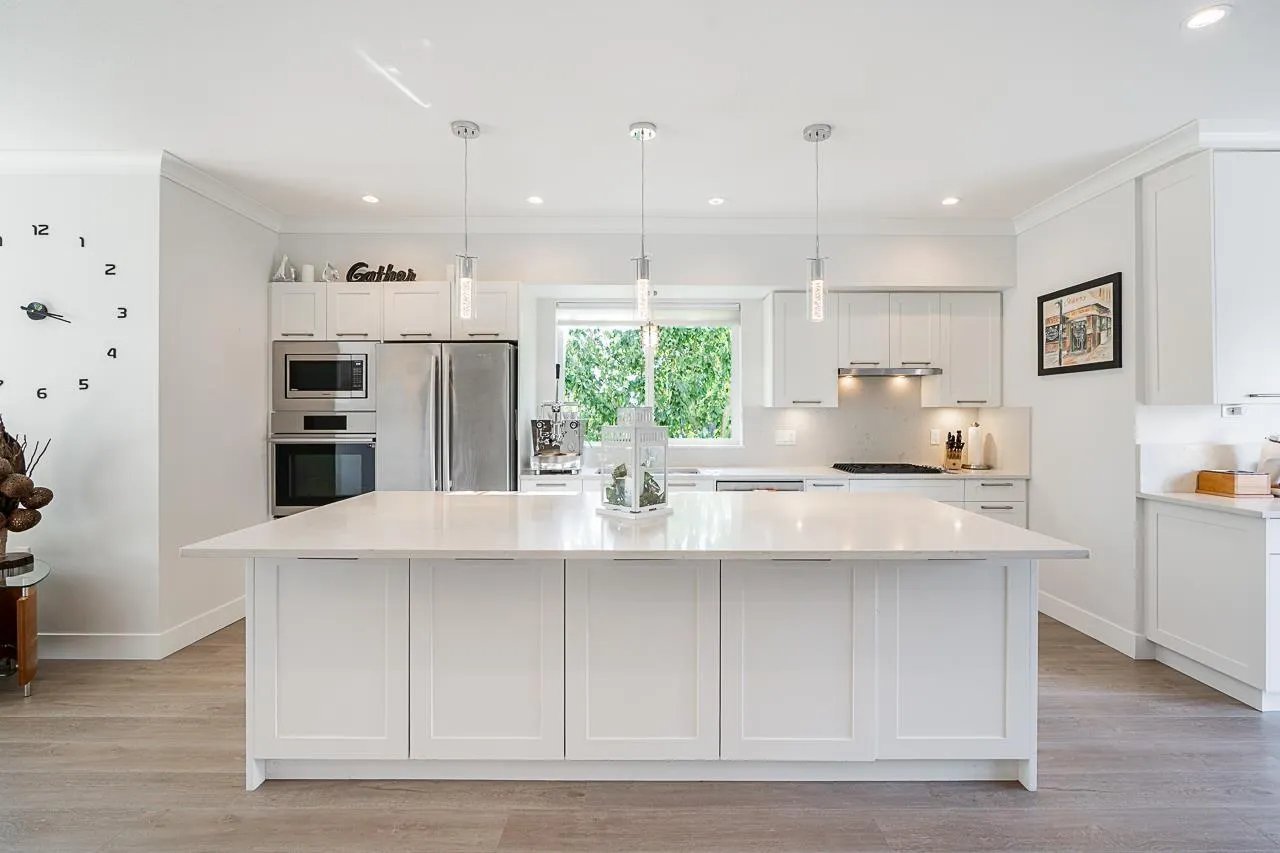 205 2277 OAK MEADOWS DRIVE