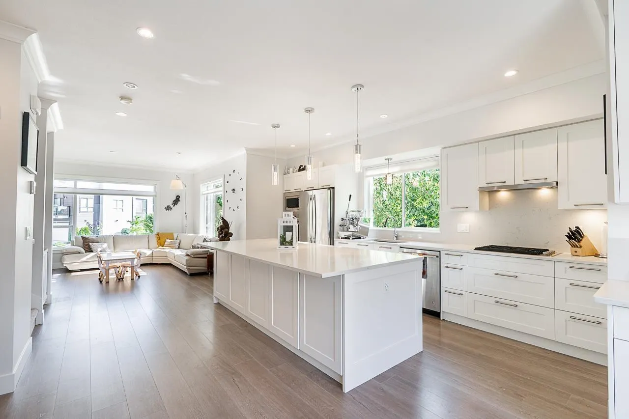 205 2277 OAK MEADOWS DRIVE