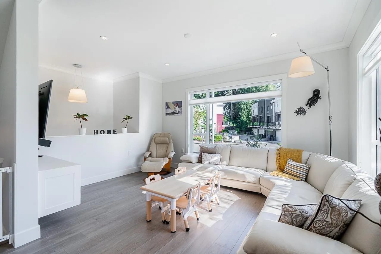 205 2277 OAK MEADOWS DRIVE