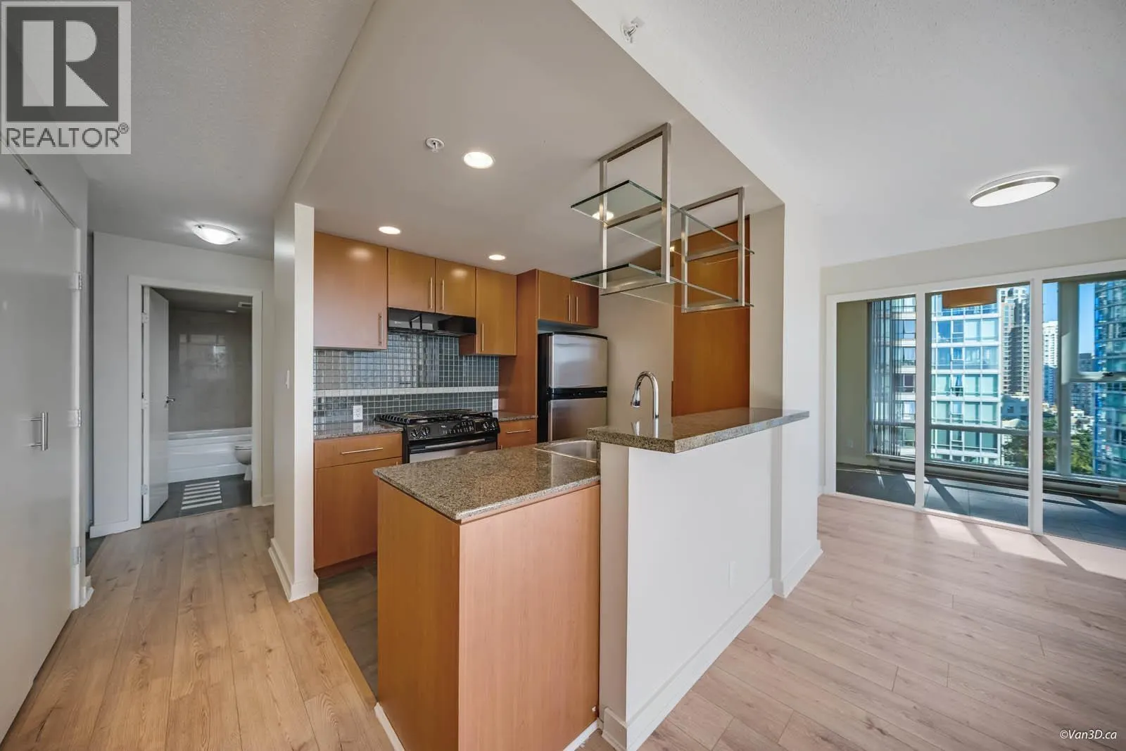 1506 583 BEACH CRESCENT