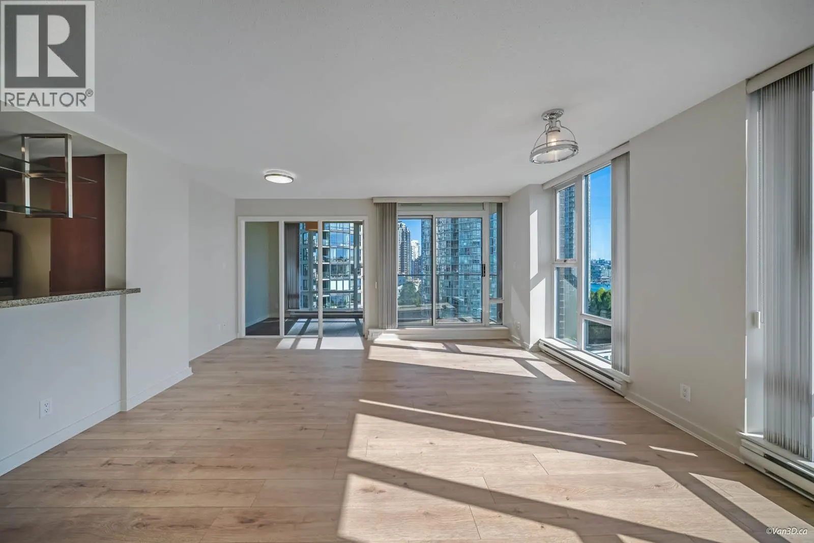 1506 583 BEACH CRESCENT