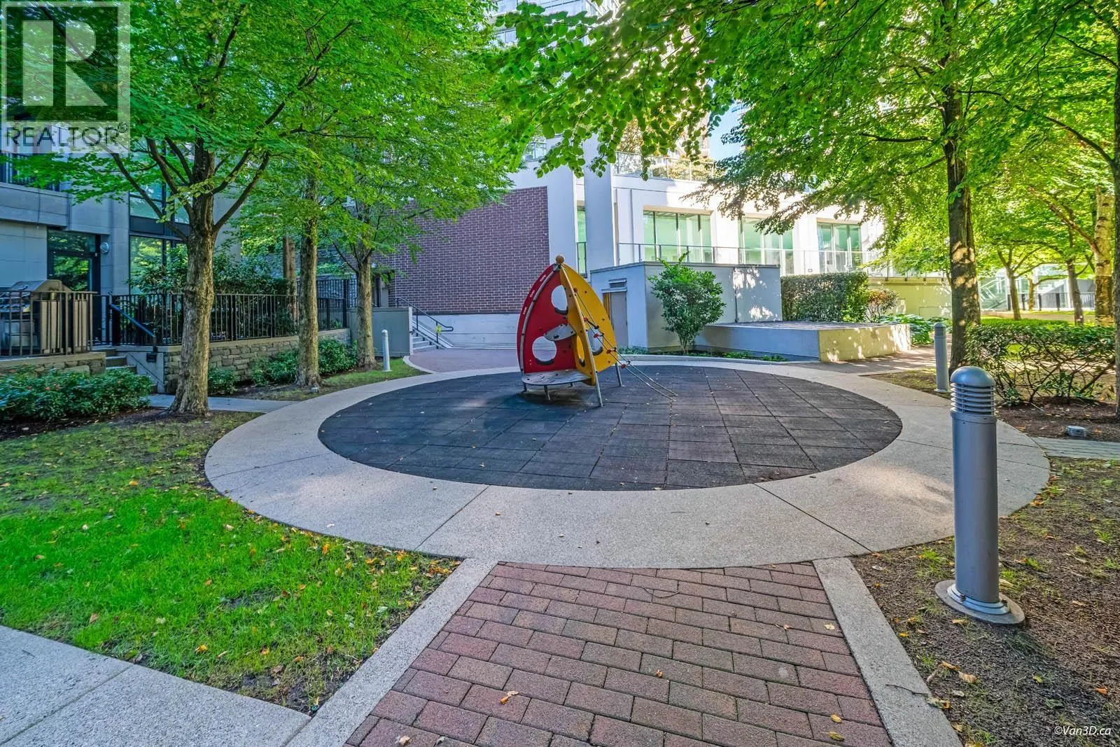 1506 583 BEACH CRESCENT