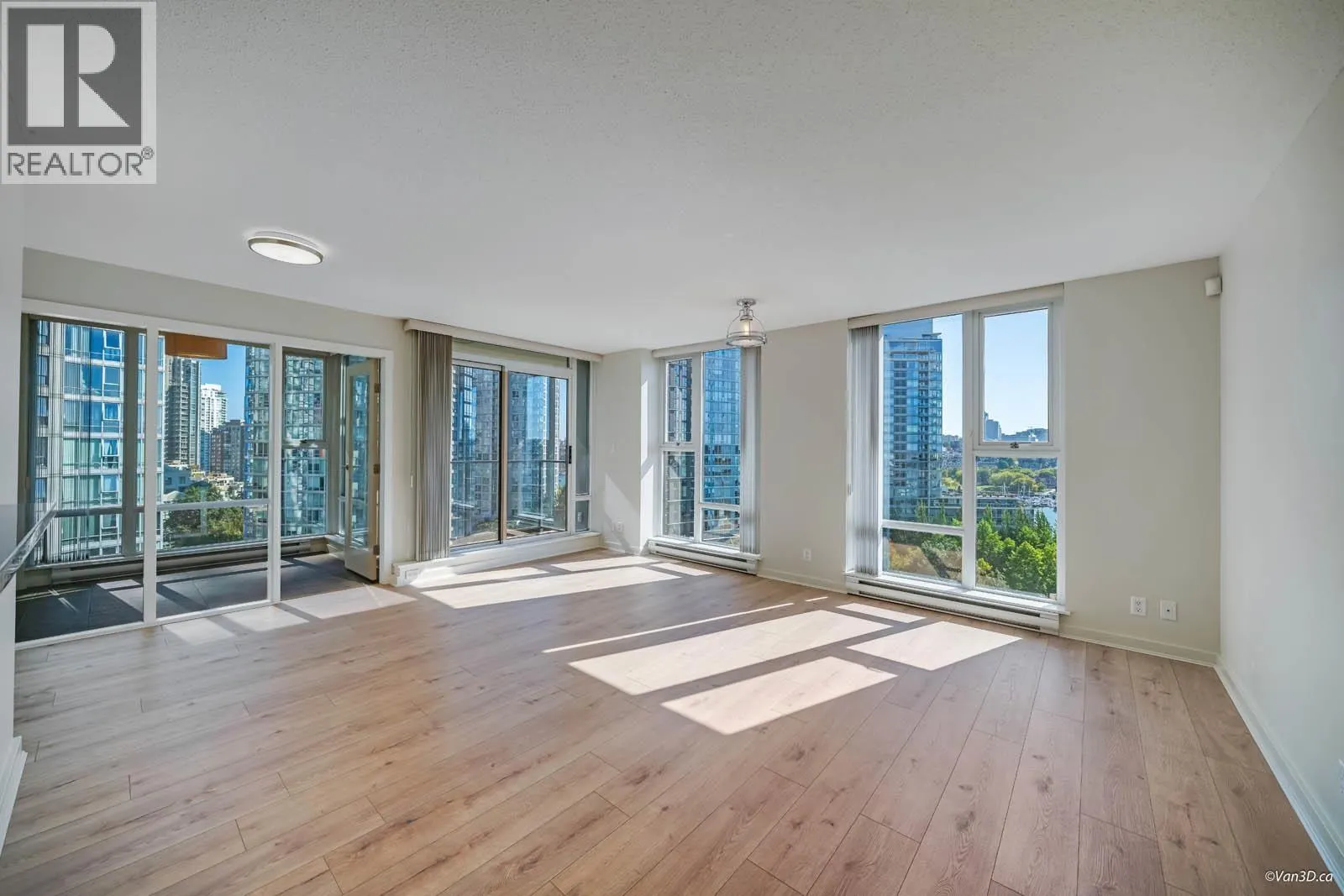 1506 583 BEACH CRESCENT