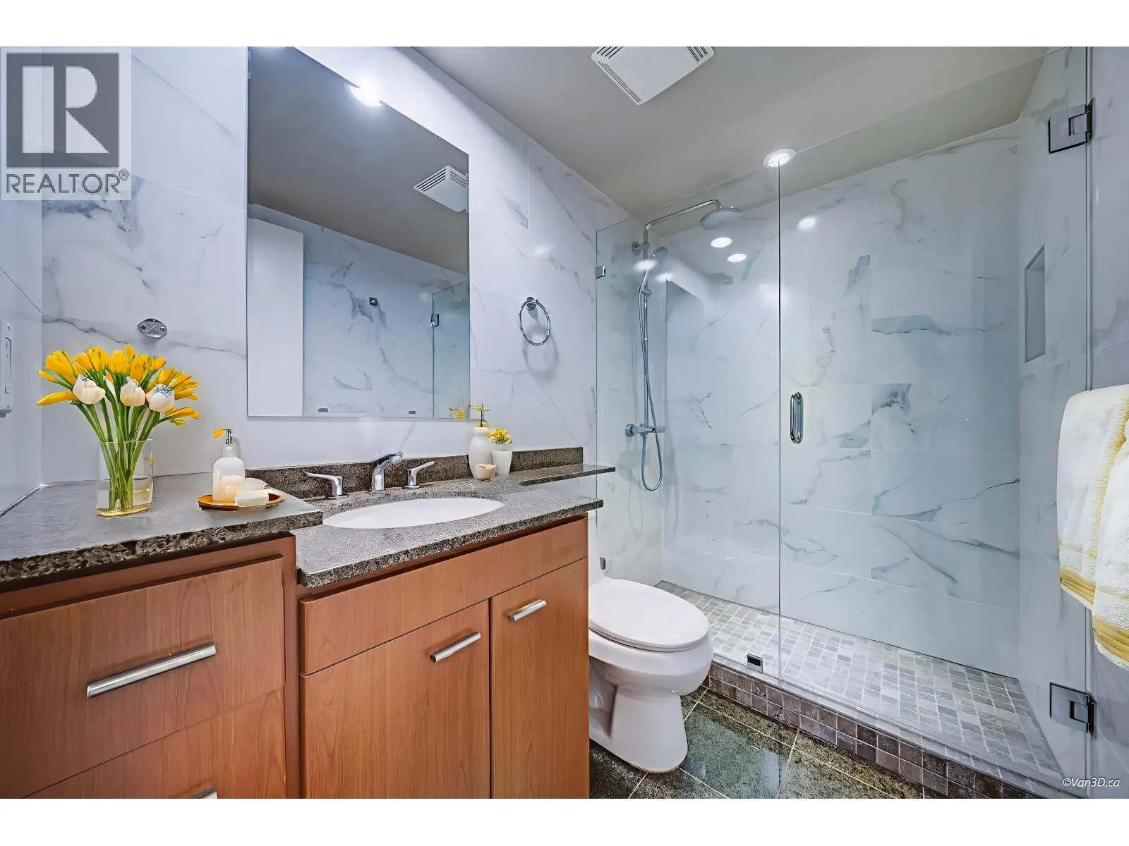 1506 583 BEACH CRESCENT
