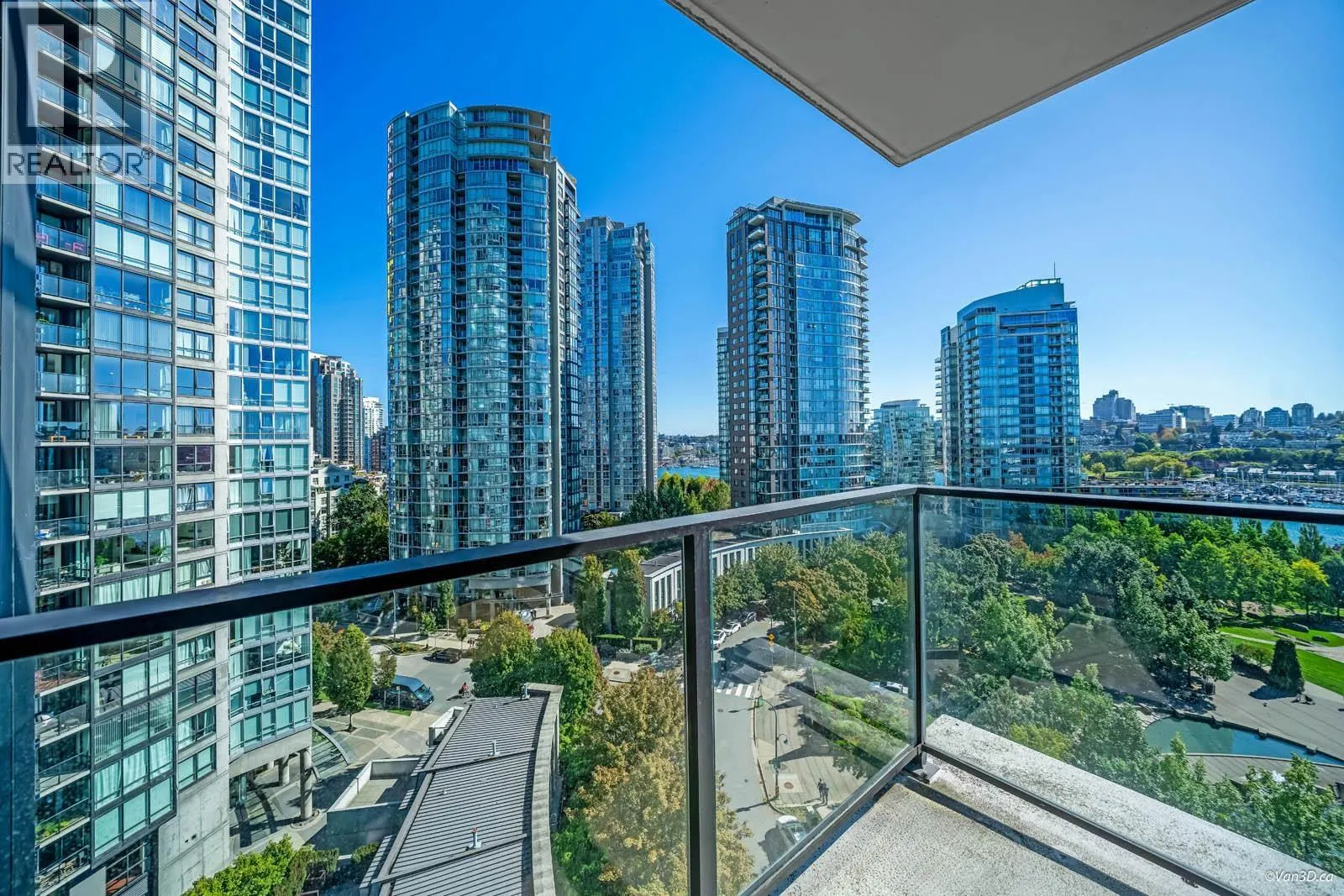 1506 583 BEACH CRESCENT