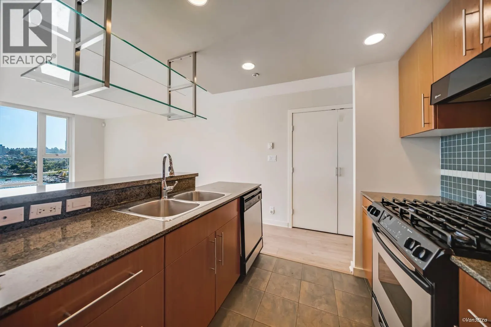 1506 583 BEACH CRESCENT