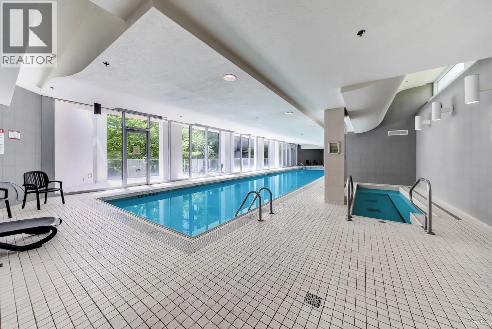 1506 583 BEACH CRESCENT