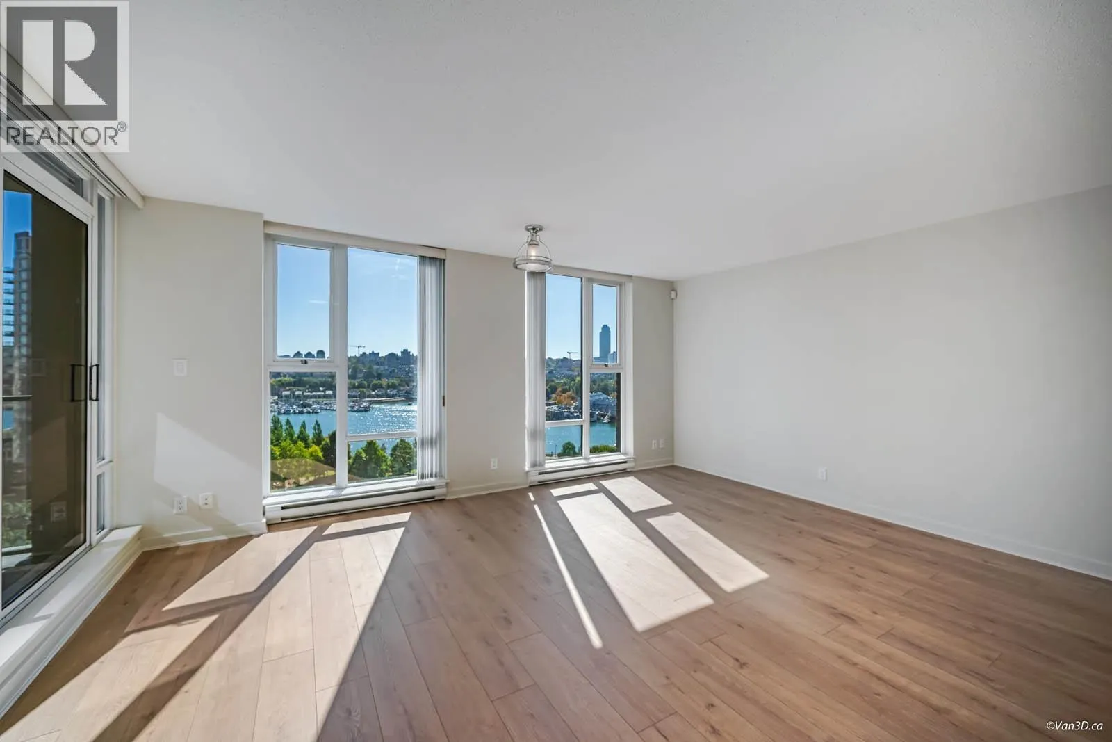 1506 583 BEACH CRESCENT