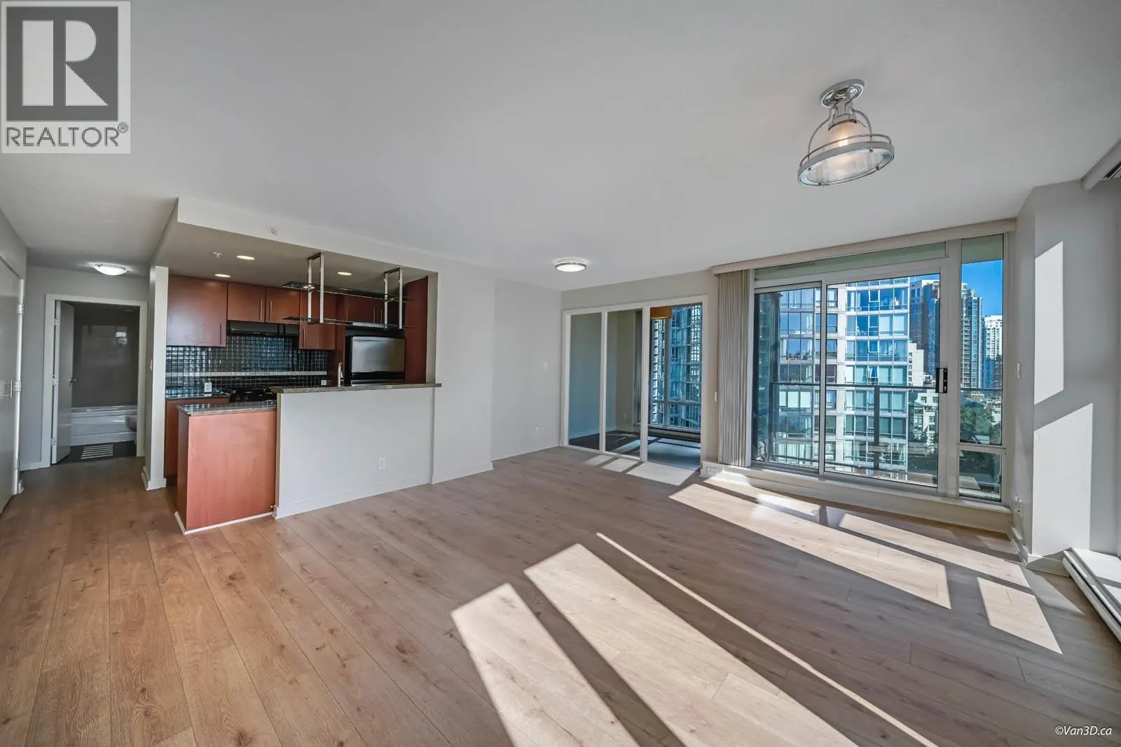 1506 583 BEACH CRESCENT