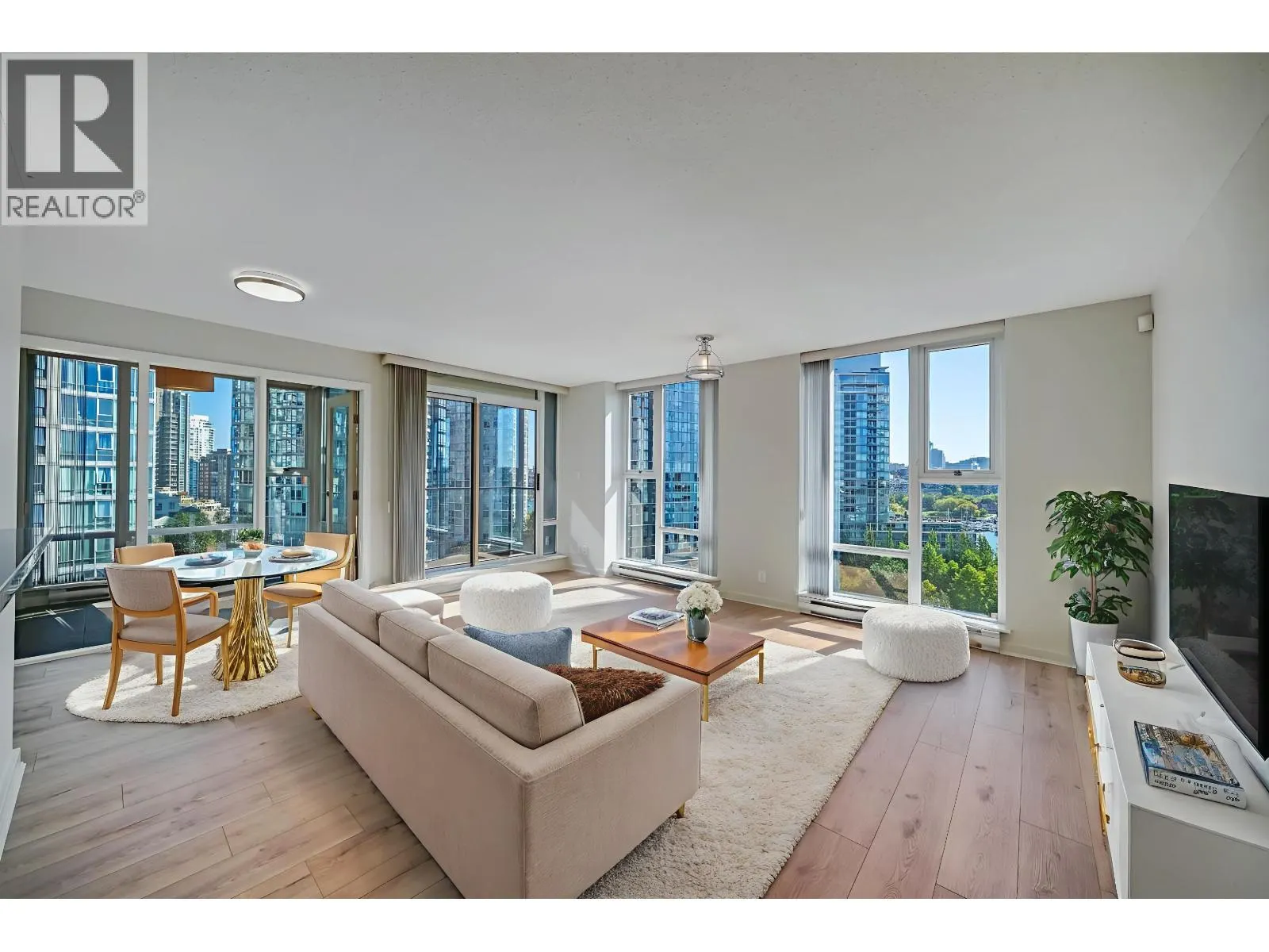 1506 583 BEACH CRESCENT