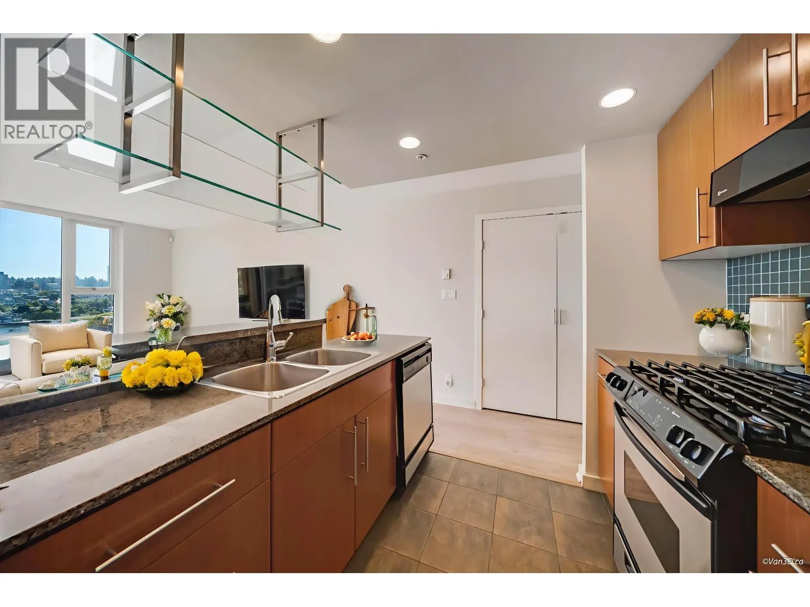1506 583 BEACH CRESCENT