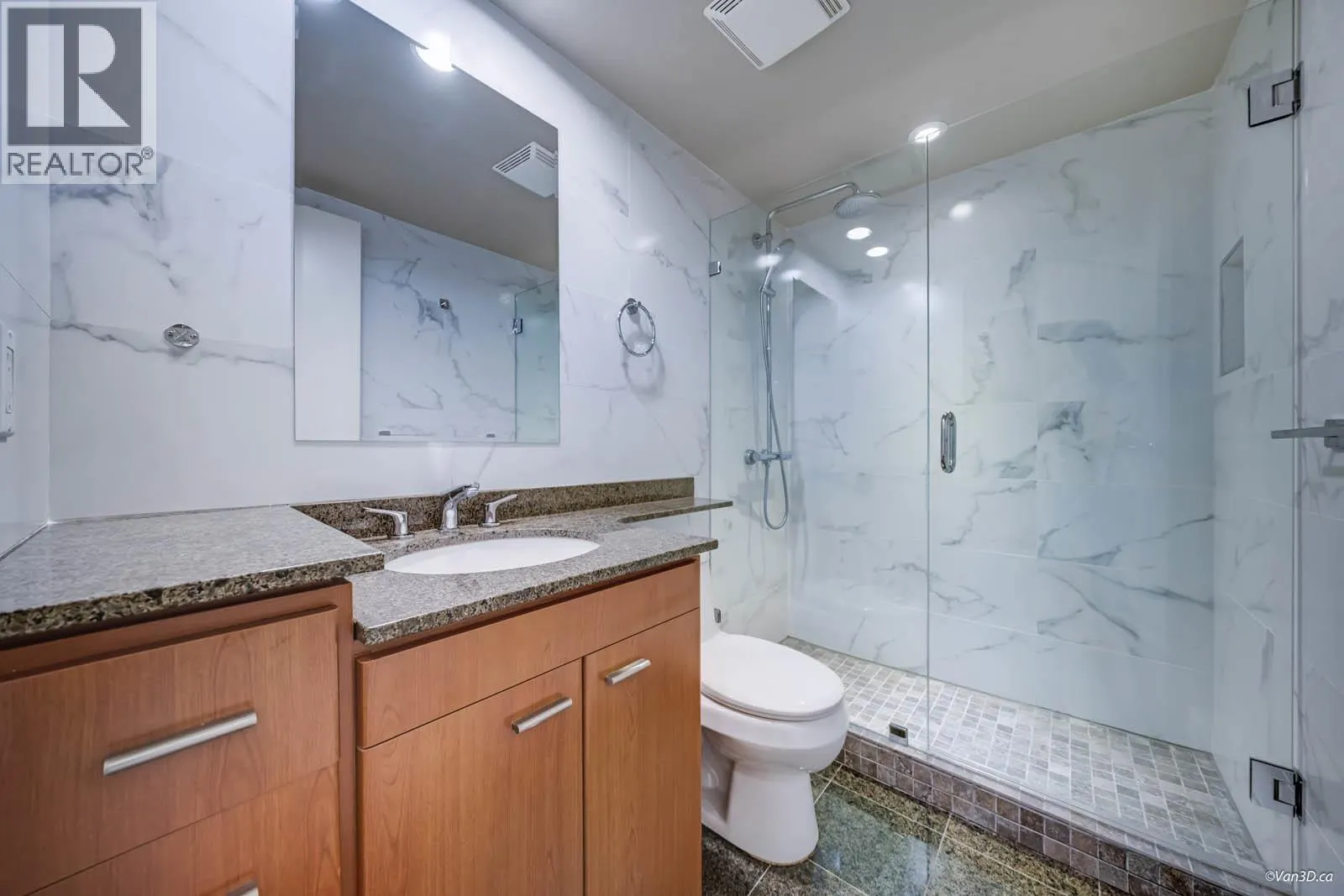 1506 583 BEACH CRESCENT