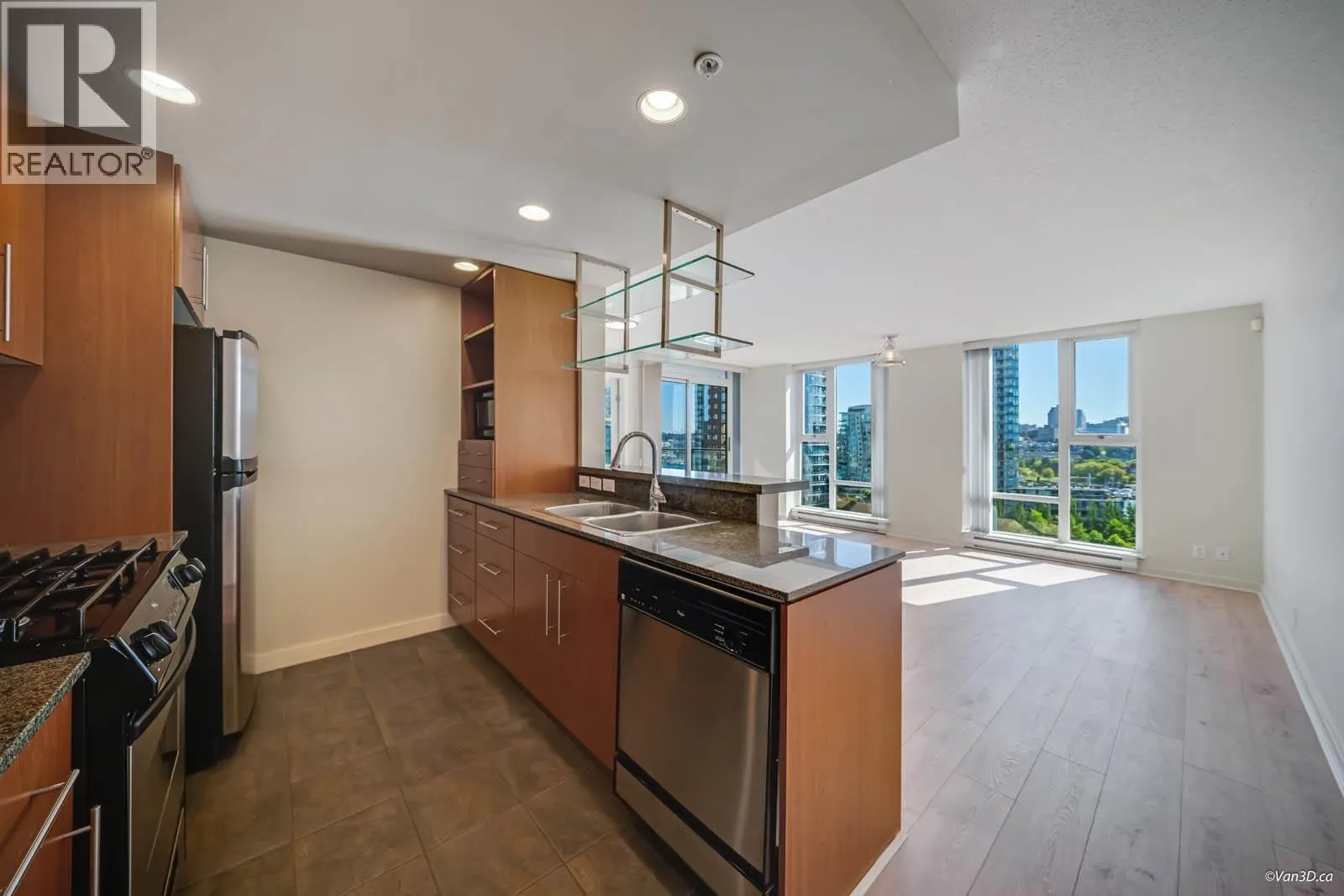 1506 583 BEACH CRESCENT