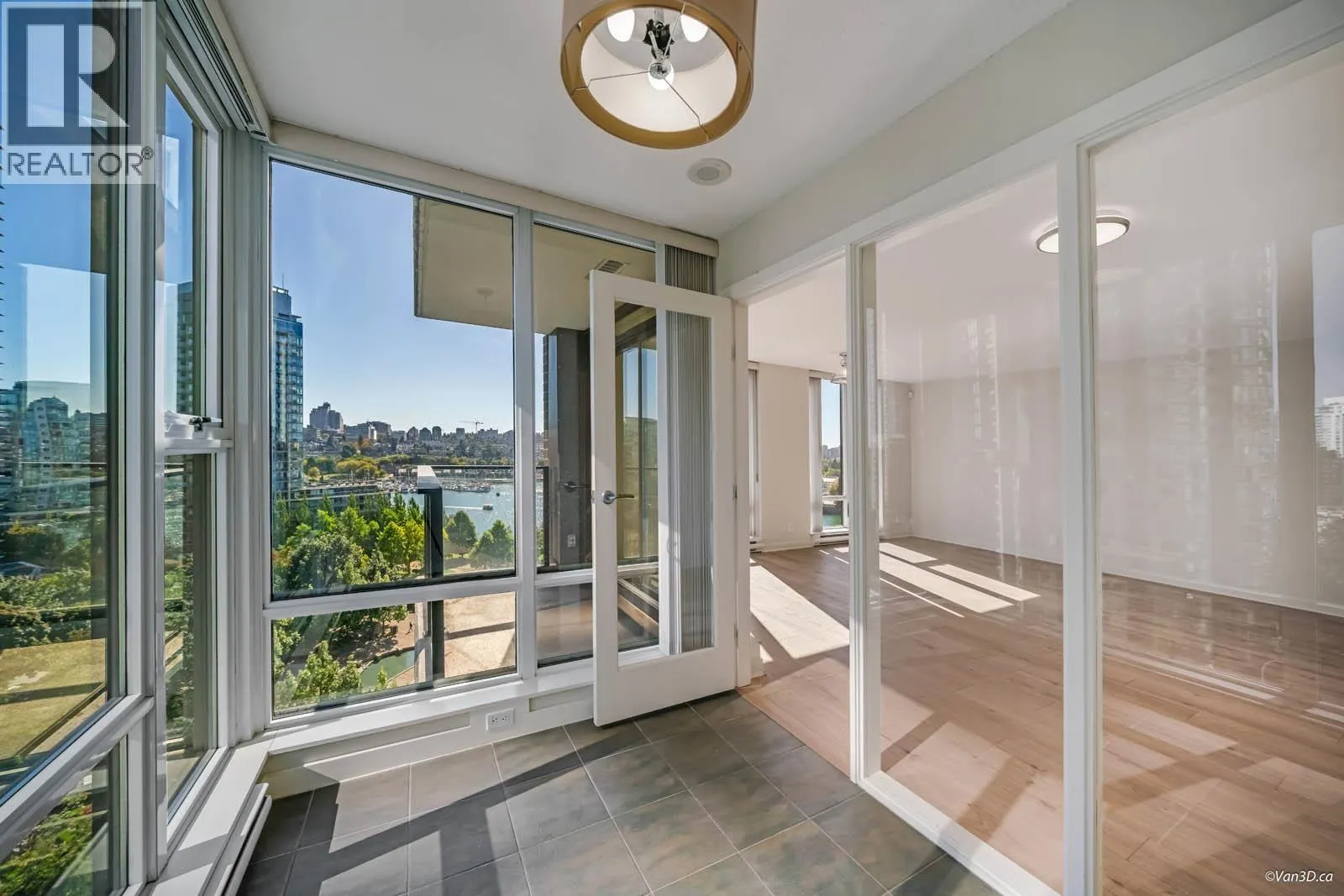 1506 583 BEACH CRESCENT