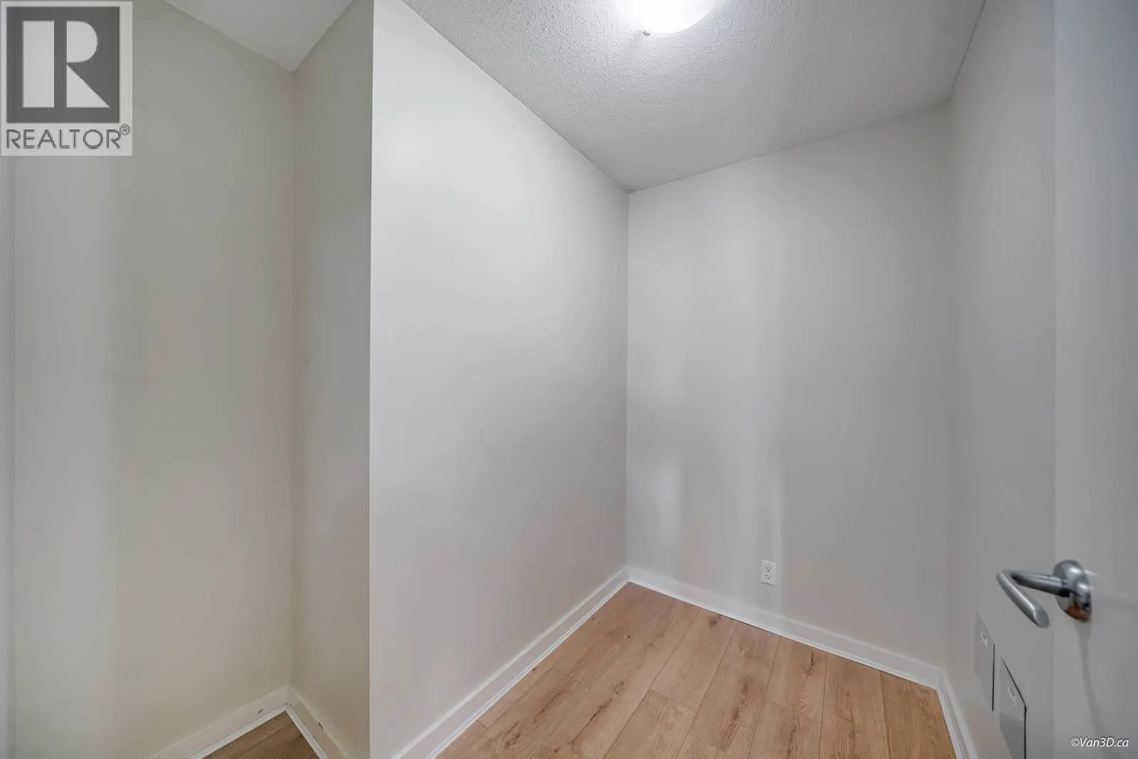 1506 583 BEACH CRESCENT