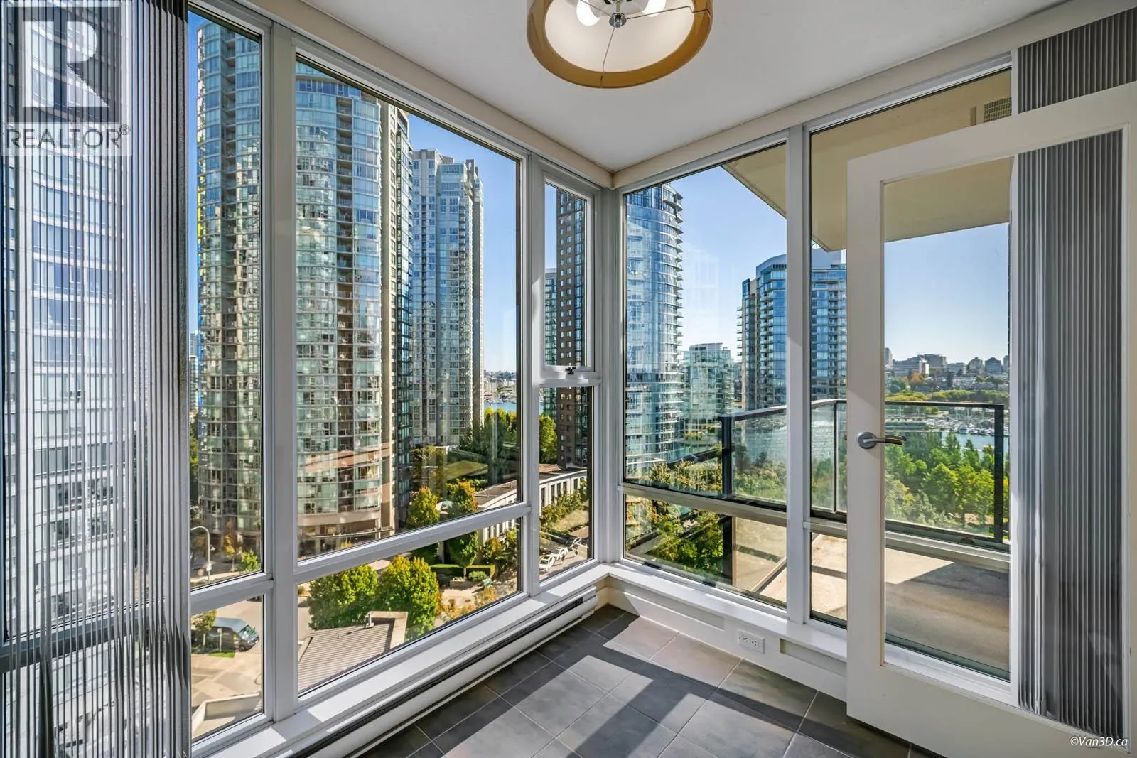1506 583 BEACH CRESCENT