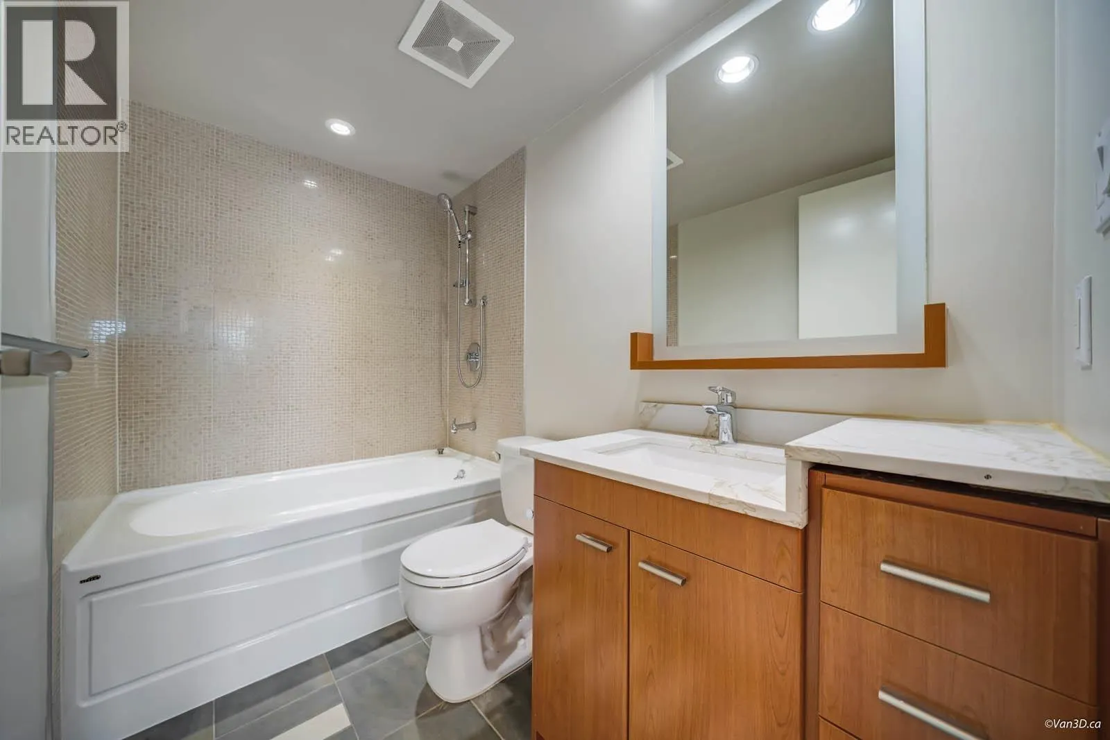 1506 583 BEACH CRESCENT