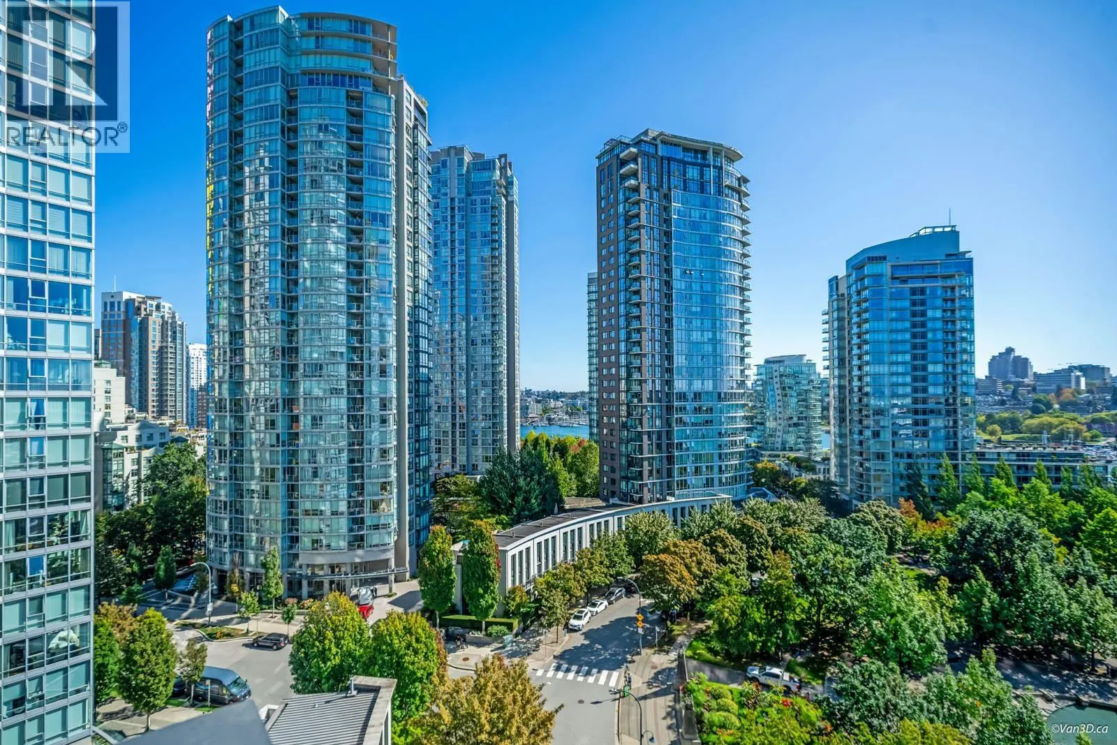 1506 583 BEACH CRESCENT