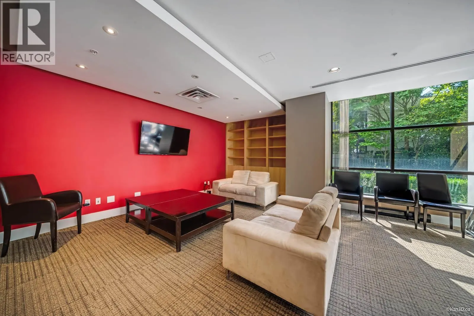1506 583 BEACH CRESCENT