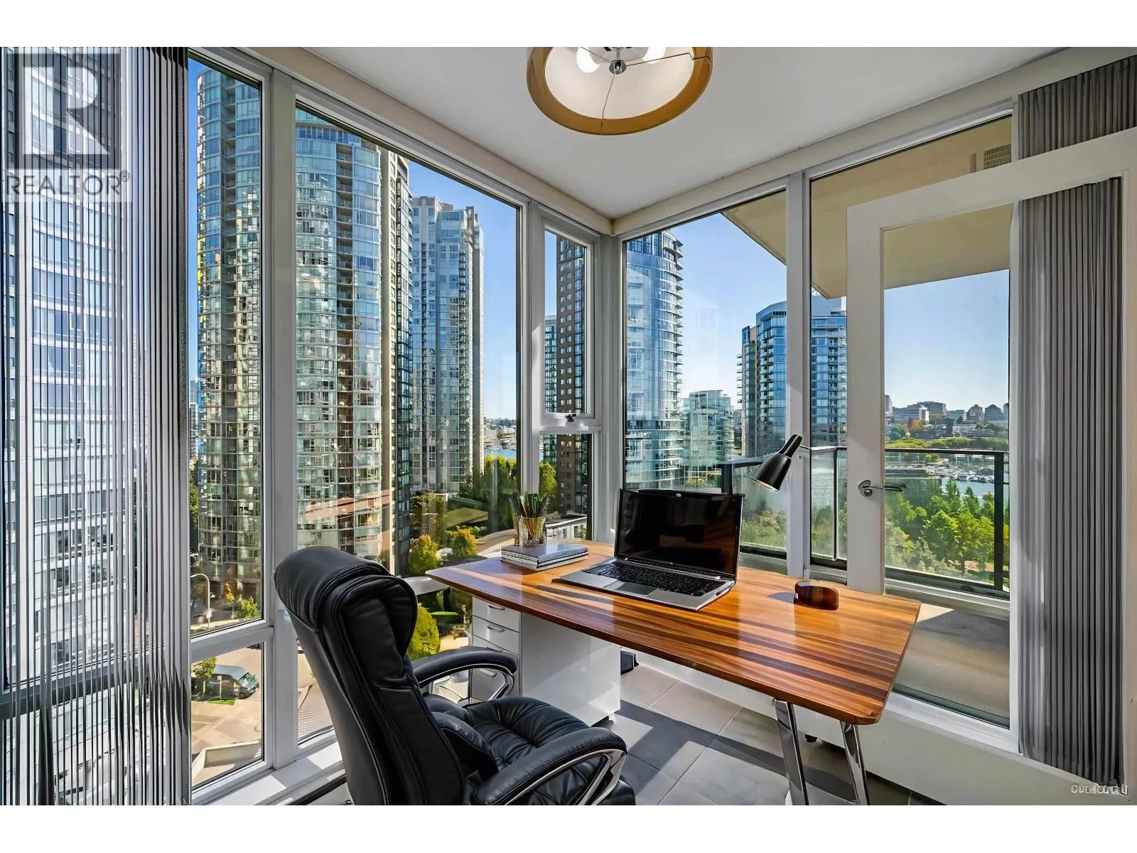 1506 583 BEACH CRESCENT