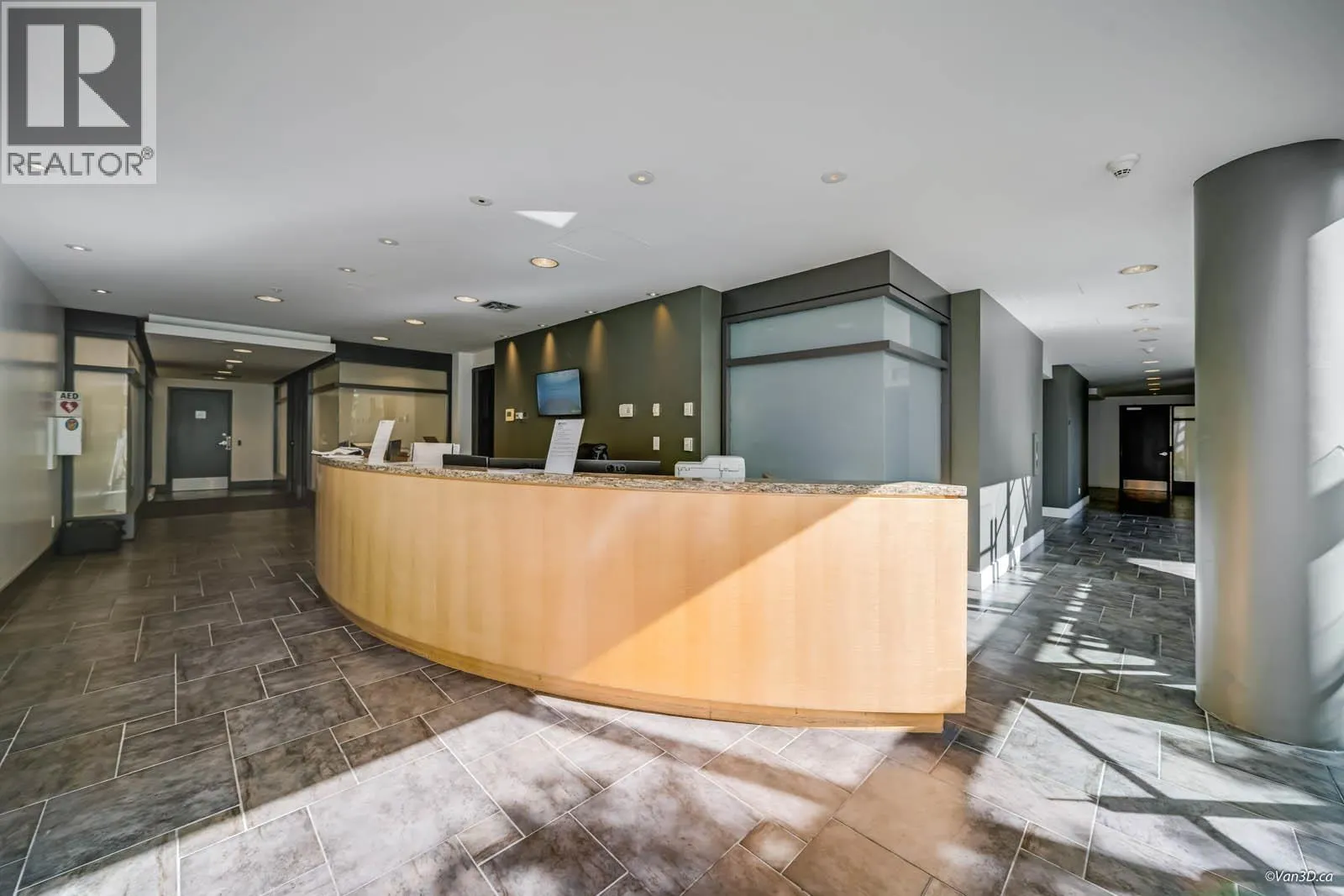 1506 583 BEACH CRESCENT