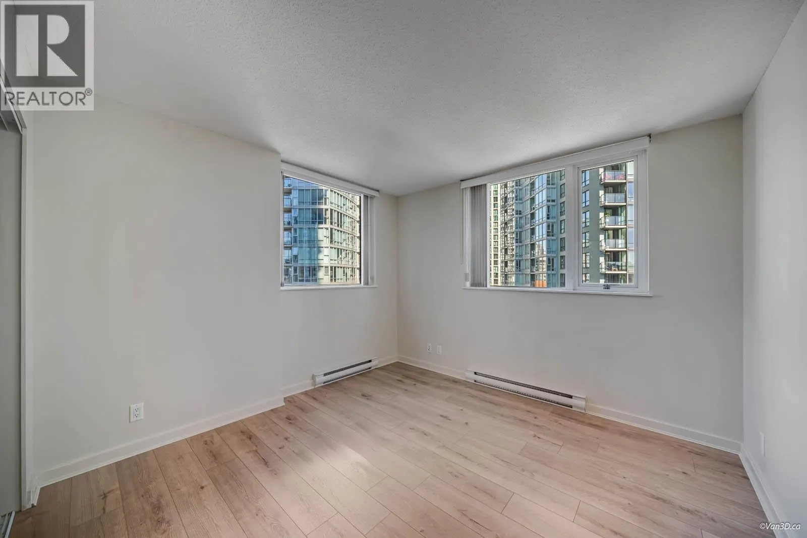 1506 583 BEACH CRESCENT