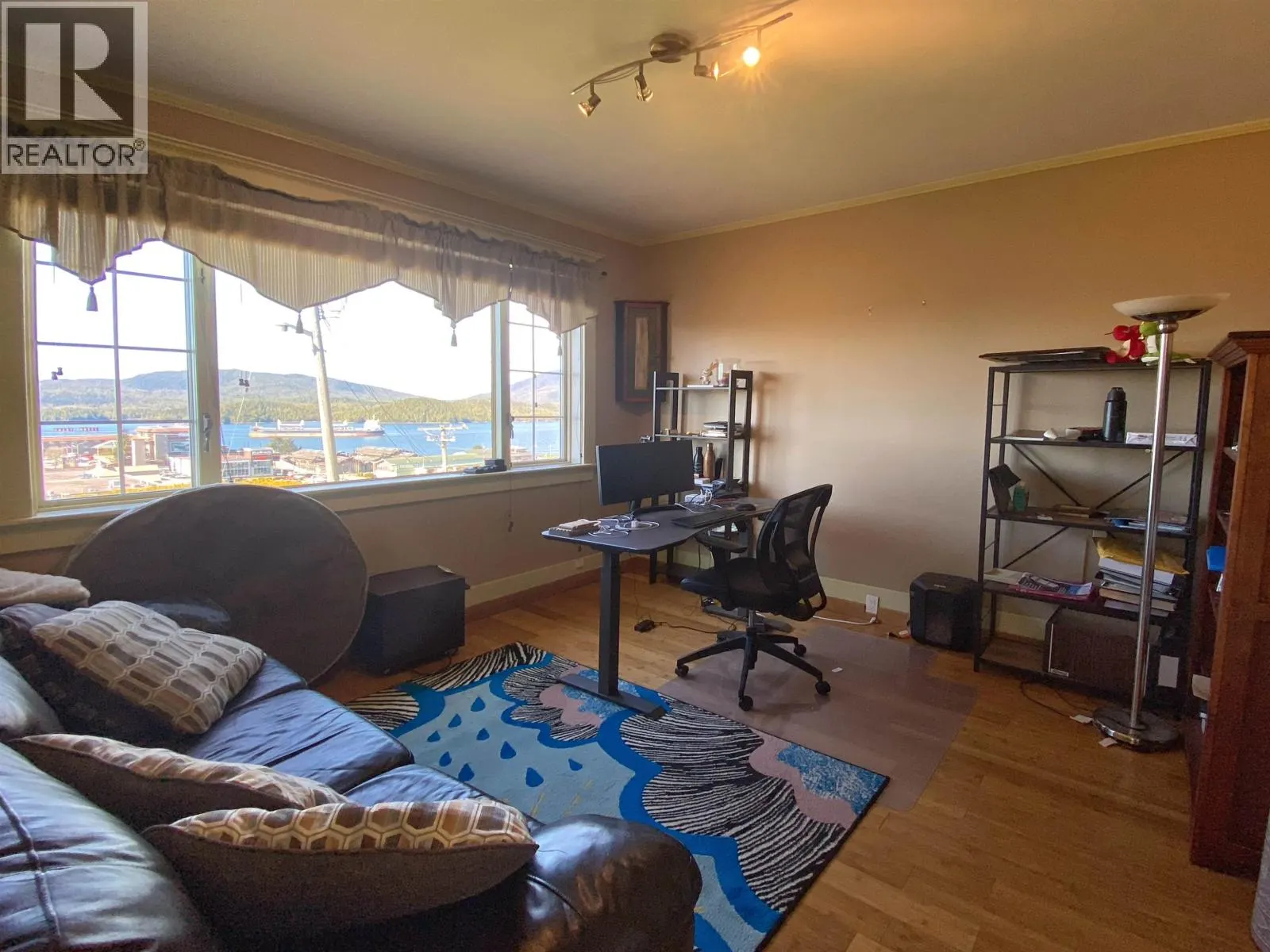232 W 4TH AVENUE