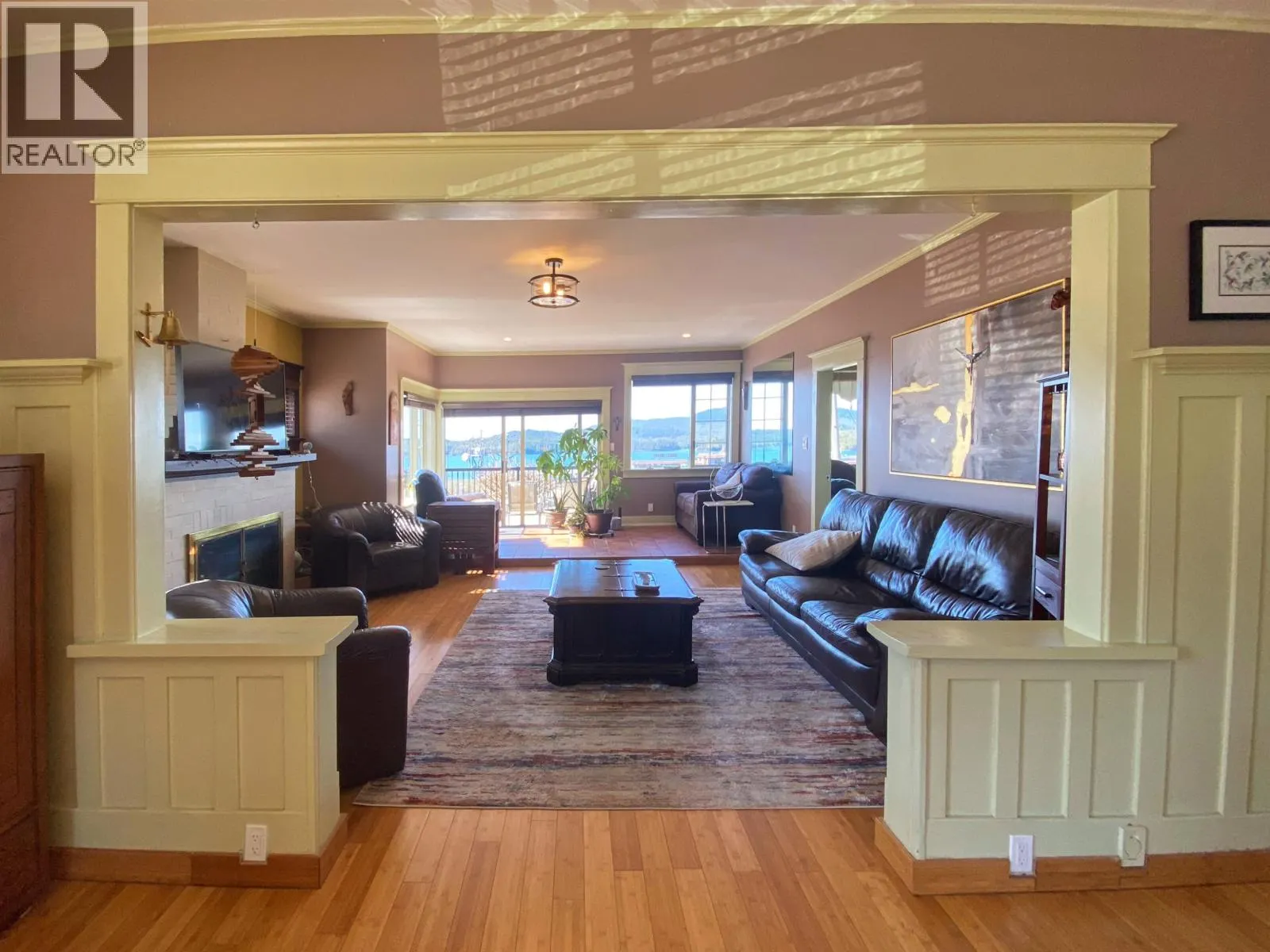 232 W 4TH AVENUE