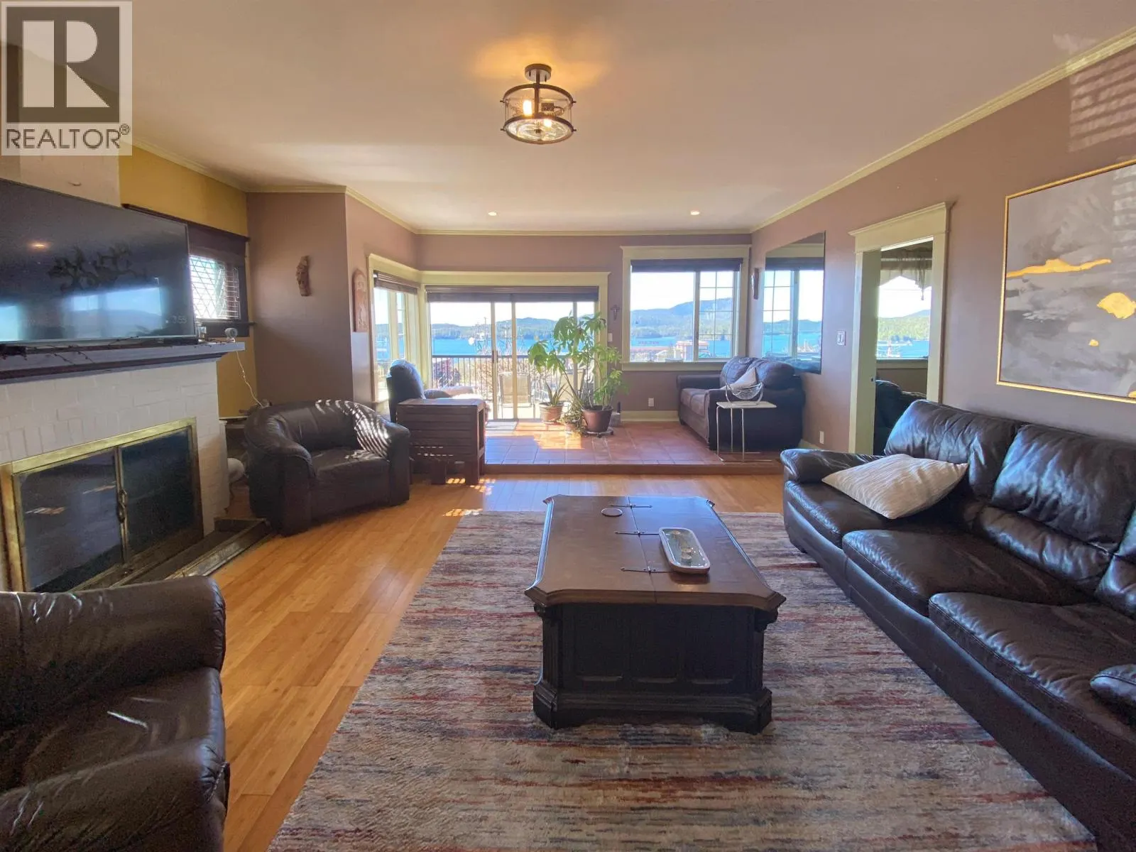 232 W 4TH AVENUE