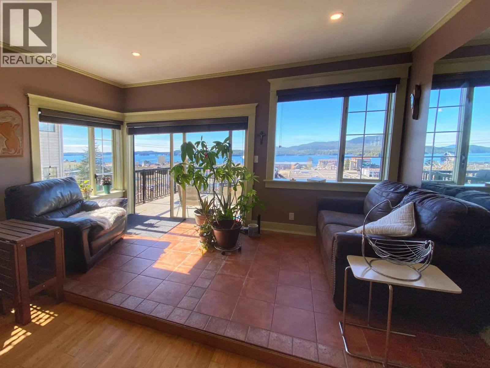 232 W 4TH AVENUE