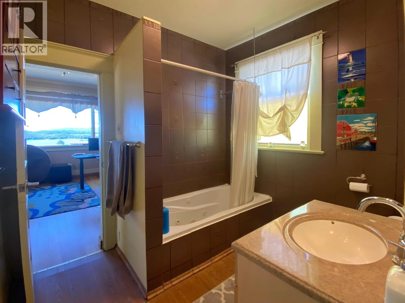232 W 4TH AVENUE